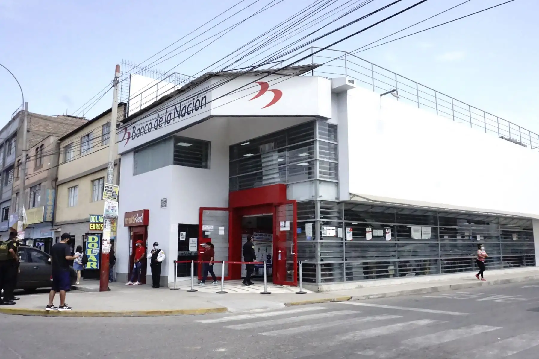 La campaña Agencias Libres del Banco de la Nación busca orientar a todos los beneficiarios del Bono 600 para que ubiquen los locales más cercanos y con menor afluencia de público visitando la página web.
Foto: Banco de la Nación