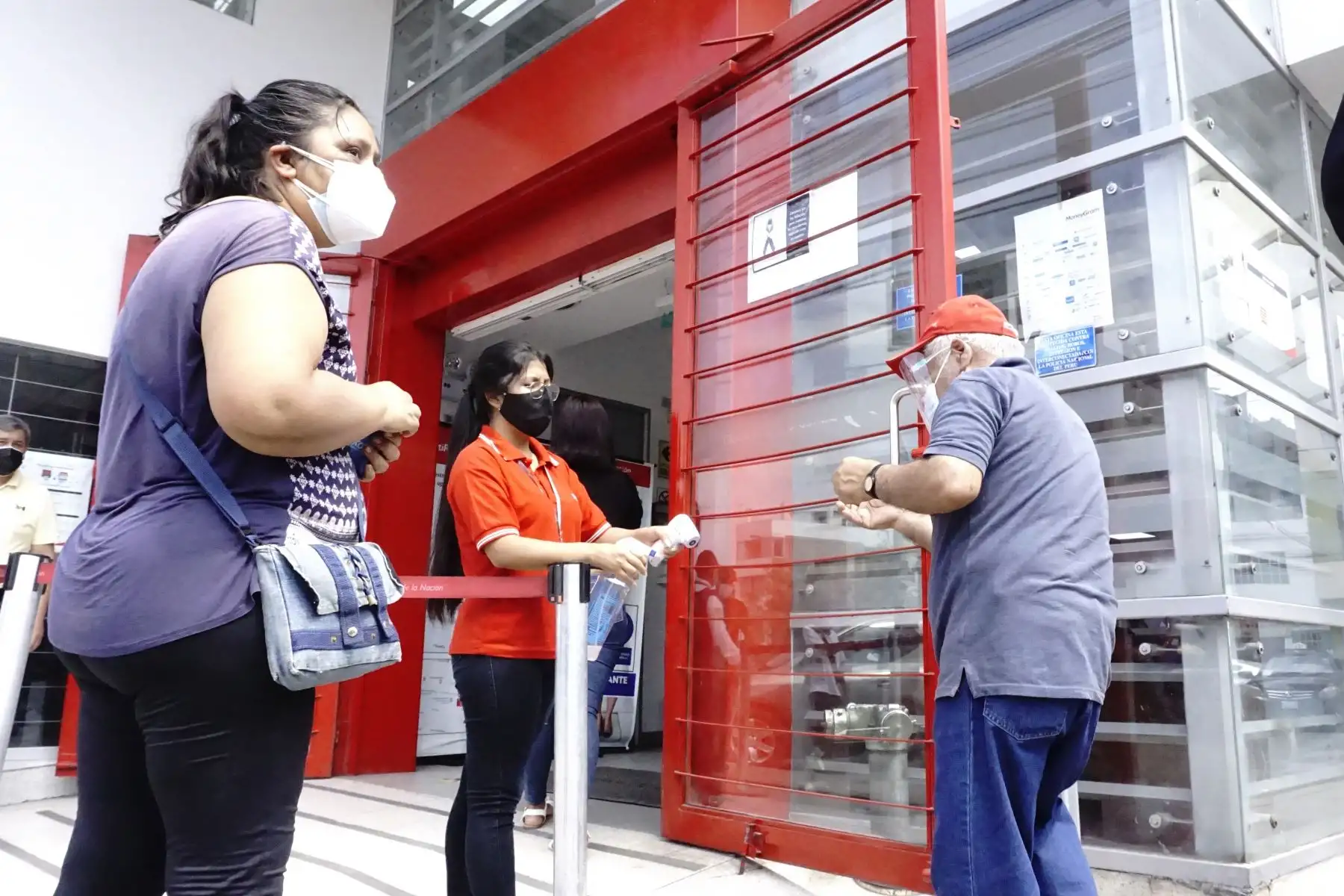 La campaña Agencias Libres del Banco de la Nación busca orientar a todos los beneficiarios del Bono 600 para que ubiquen los locales más cercanos y con menor afluencia de público visitando la página web.
Foto: Banco de la Nación