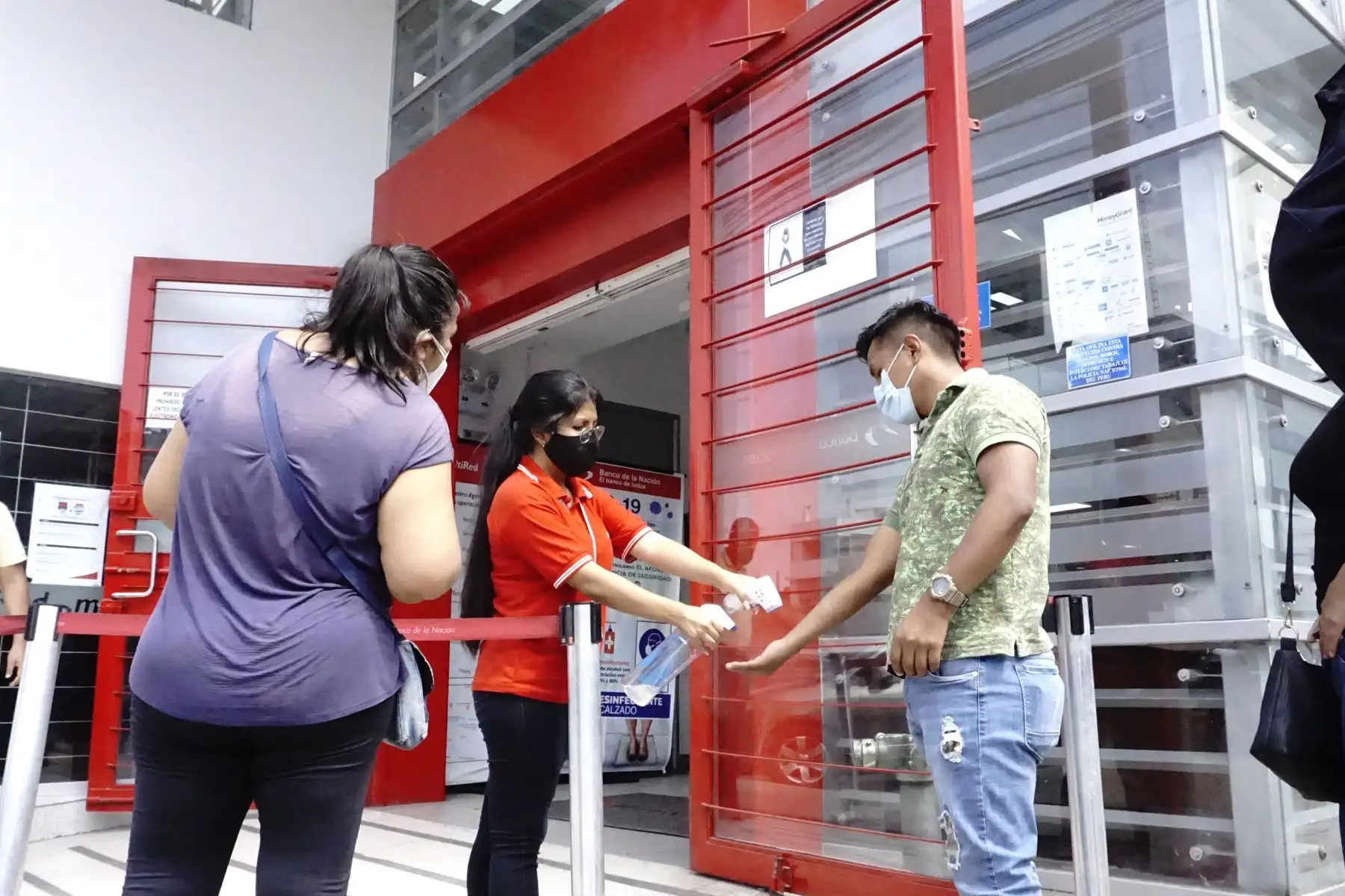 La campaña Agencias Libres del Banco de la Nación busca orientar a todos los beneficiarios del Bono 600 para que ubiquen los locales más cercanos y con menor afluencia de público visitando la página web.
Foto: Banco de la Nación