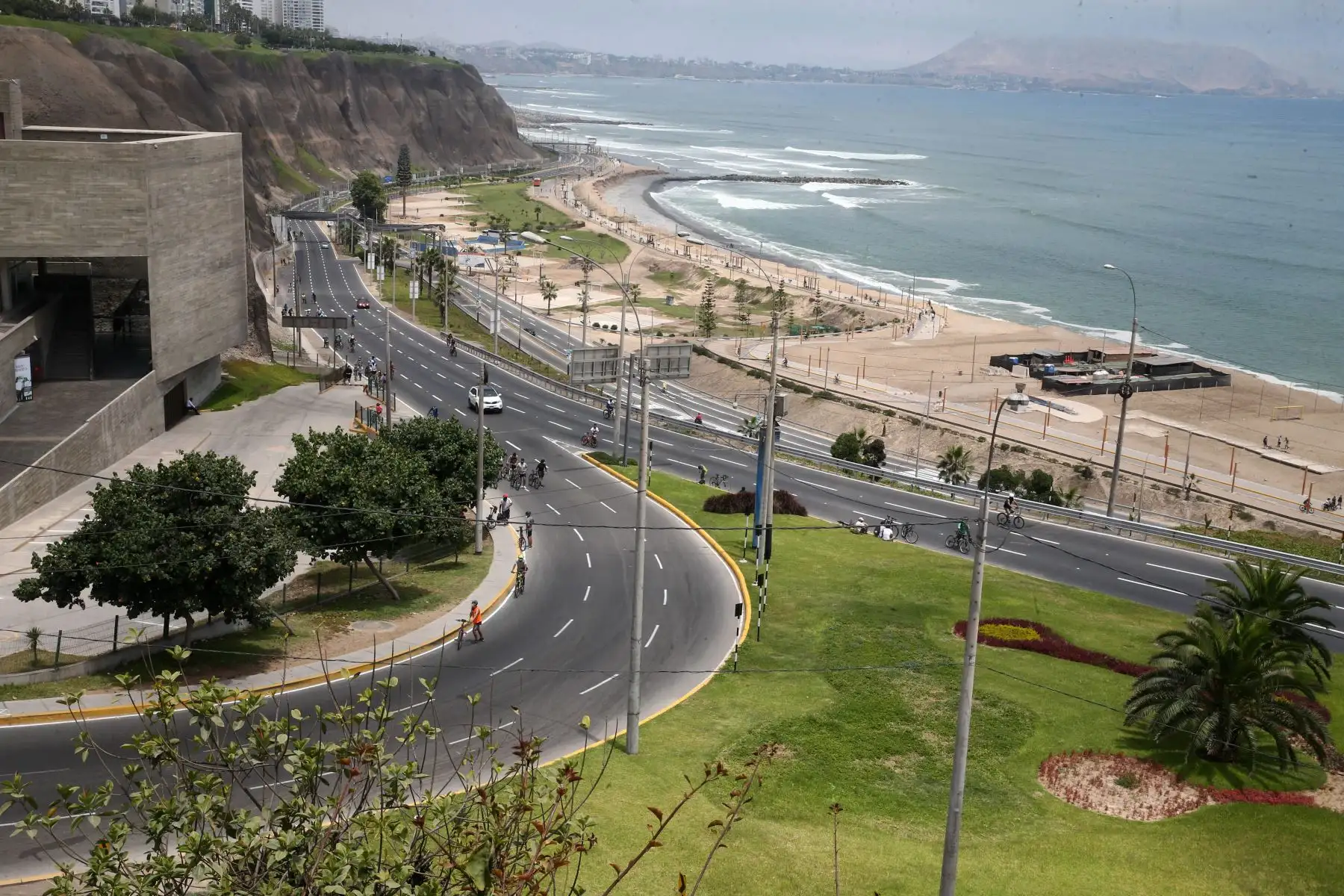 Hoy es el último día de la cuarentena establecida por el Gobierno para enfrentar el covid-19 en Lima Metropolitana, el Callao y demás provincias consideradas en nivel de alerta extremo. Imagen de la Costa Verde.
Foto: ANDINA/Vidal Tarqui