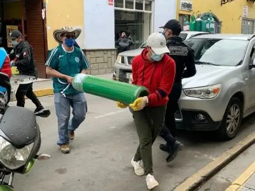 Sacedote cajamarquino Juan Carlos Pérez lleva balones de oxígeno  a las viviendas de los pacientes covid-18 de Cajamarca. Foto: Eduard Lozano