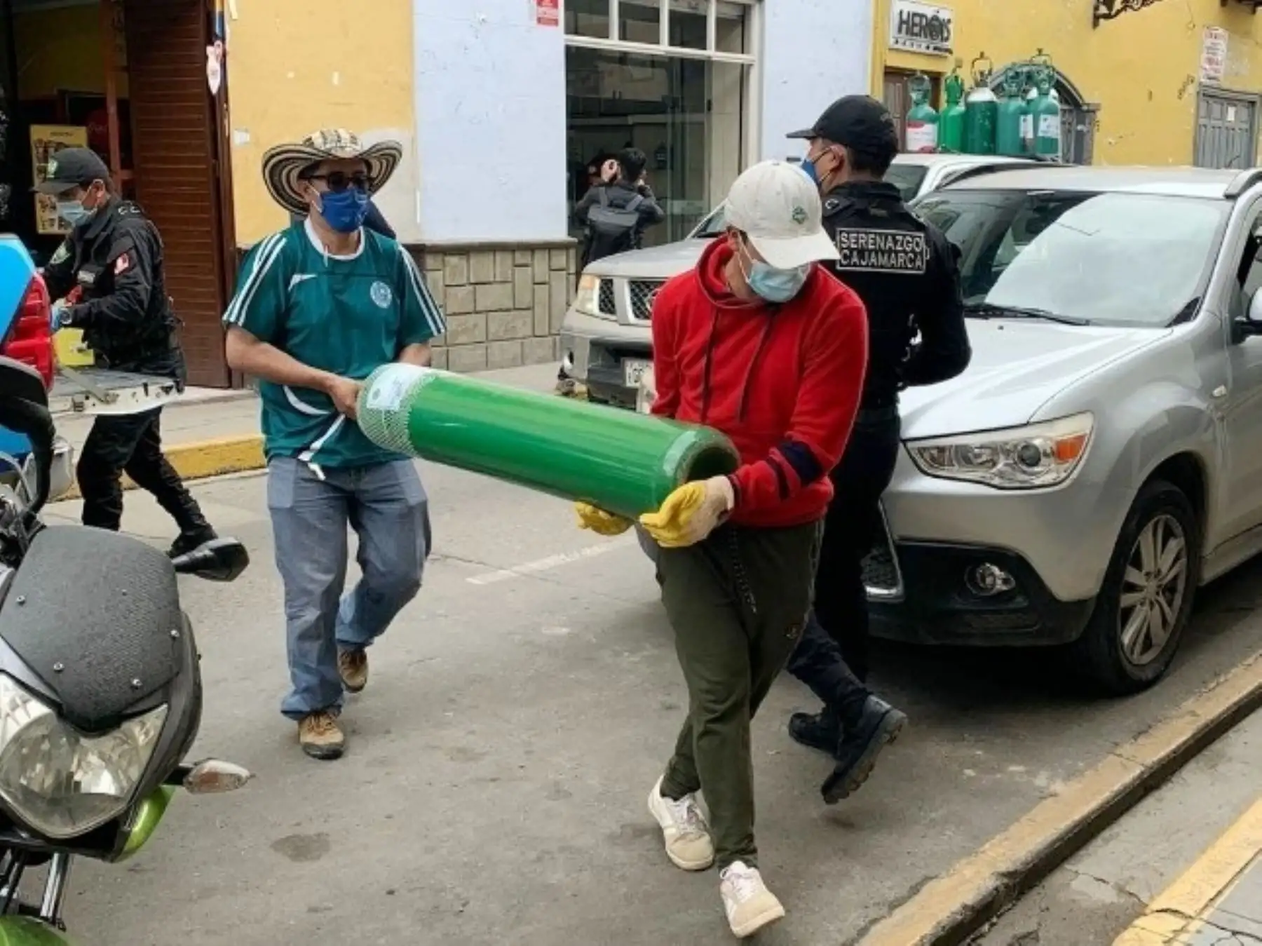 Sacedote cajamarquino Juan Carlos Pérez lleva balones de oxígeno  a las viviendas de los pacientes covid-18 de Cajamarca. Foto: Eduard Lozano