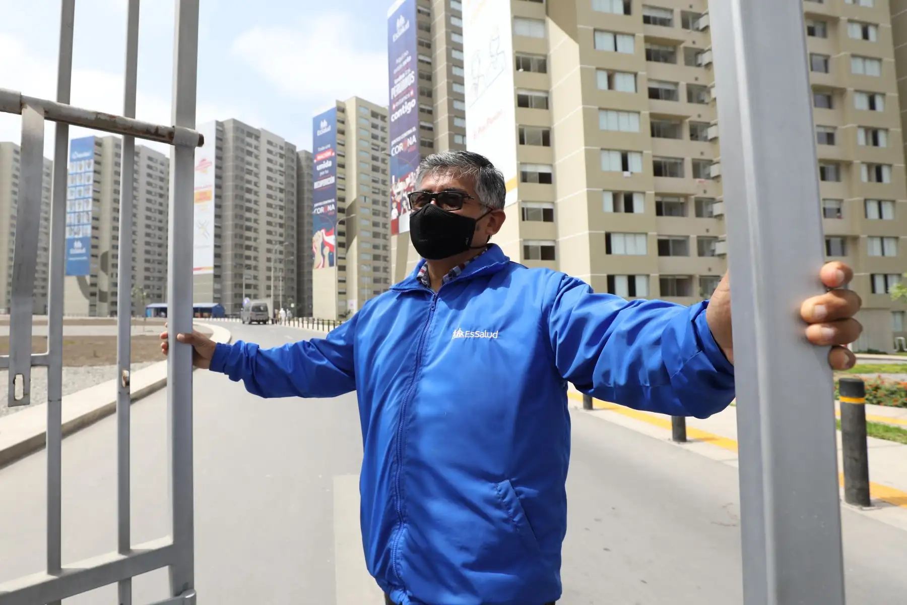 Carlos Alberto Olivera, estuvo al mando de la Villa Panamericana desde el inicio de la pandemia. Se infectó dos veces, llegó a UCI sin embargo ganó la batalla y ahora vuelve a seguir luchando por sus pacientes. Foto: EsSalud