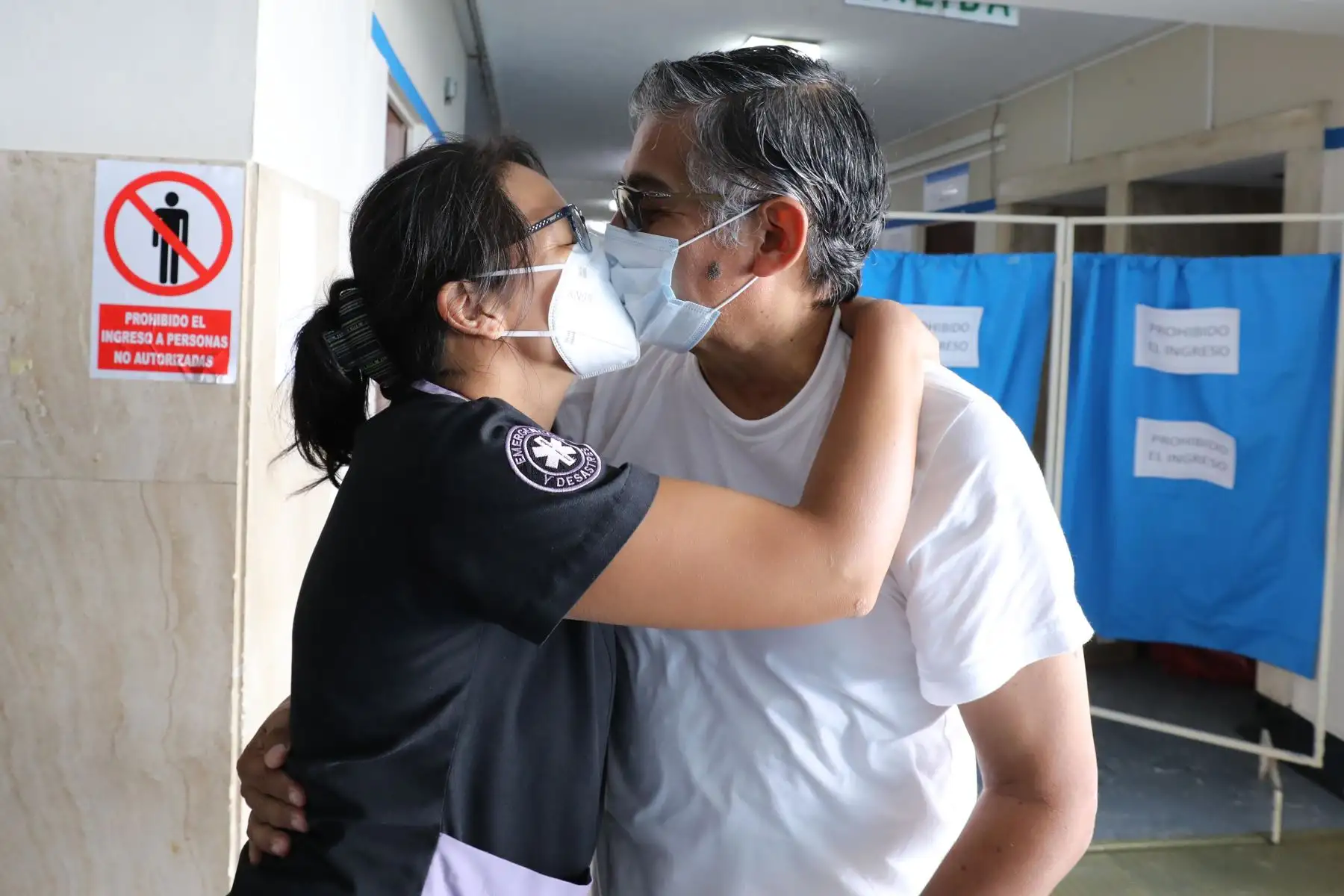 Carlos Alberto Olivera, estuvo al mando de la Villa Panamericana desde el inicio de la pandemia. Se infectó dos veces, llegó a UCI sin embargo ganó la batalla y ahora vuelve a seguir luchando por sus pacientes. Foto: EsSalud