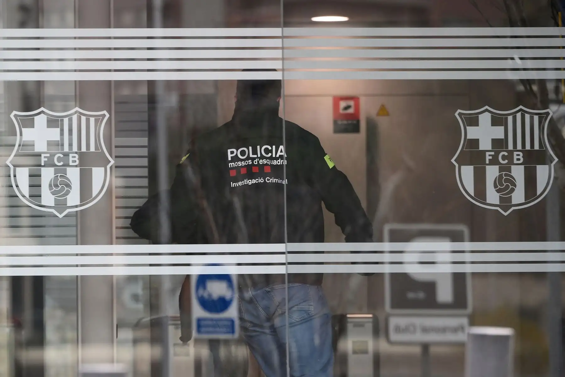 Un policía entra en las oficinas del Fútbol Club Barcelona el 01 de marzo de 2021 en Barcelona durante un operativo policial en el interior del edificio. Foto: AFP