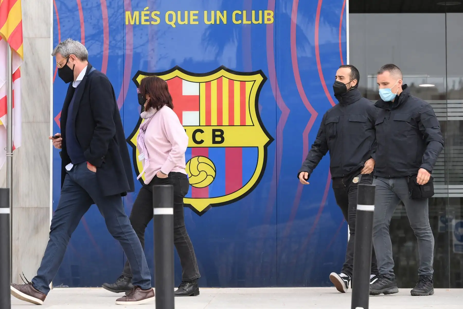 La policía regional catalana y el abogado español Jorge Navarro abandonan las oficinas del Fútbol Club Barcelona el 1 de marzo de 2021, durante un operativo policial en el interior del edificio. Foto: AFP