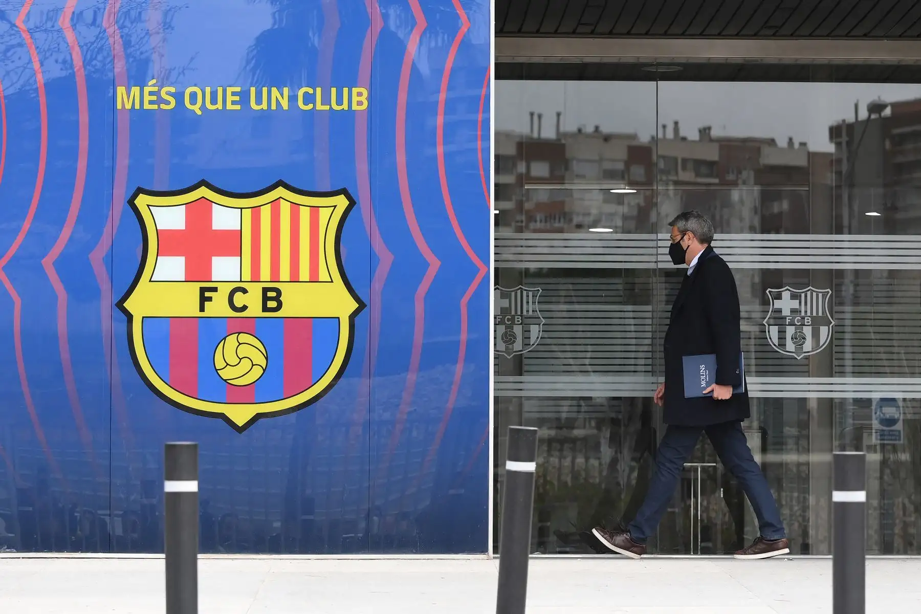 El abogado Jorge Navarro entra en las oficinas del Fútbol Club Barcelona el 01 de marzo de 2021 en Barcelona durante un operativo policial en el interior del edificio. Foto: AFP