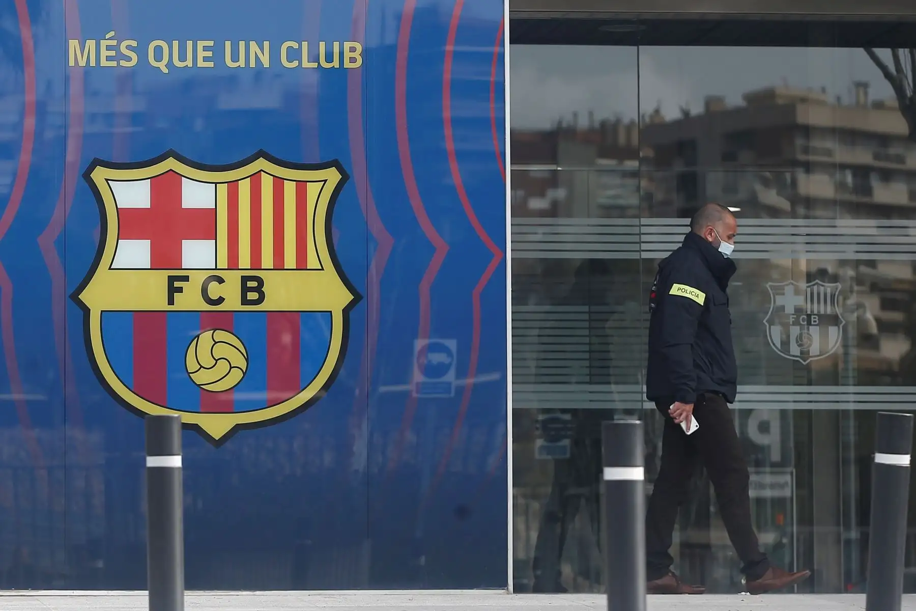 Un policía entra en las oficinas del Fútbol Club Barcelona el 01 de marzo de 2021 en Barcelona durante un operativo policial en el interior del edificio. Foto: EFE