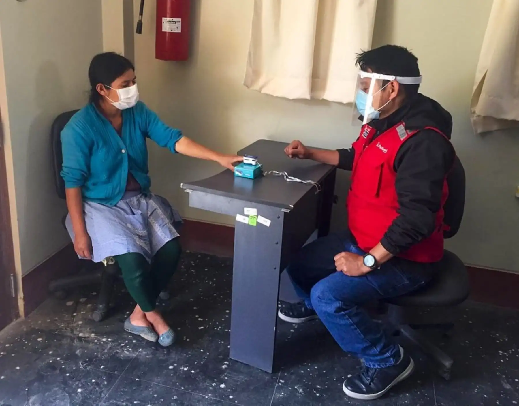 Midis: Tambos cuentan con pulsioxímetros para prevenir e identificar contagios en comunidades rurales de la Sierra y Selva  · Todas las plataformas de servicios del Programa Nacional PAIS también tienen termómetros digitales, 37 440 mascarillas y 936 protectores faciales.  · Gestores de los Tambos han sido capacitados en el uso de los equipos de salud.  Fotos: https://flic.kr/s/aHsmUt7dn6 Video: https://we.tl/t-VSlJSJyPLD  El fortalecimiento del sistema sanitario para enfrentar la COVID-19 es prioritario ta