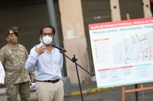 Ministro de la Producción, José Luis Chicoma, visitó los conglomerados Mesa Redonda y Gamarra. Cortesía del Produce,