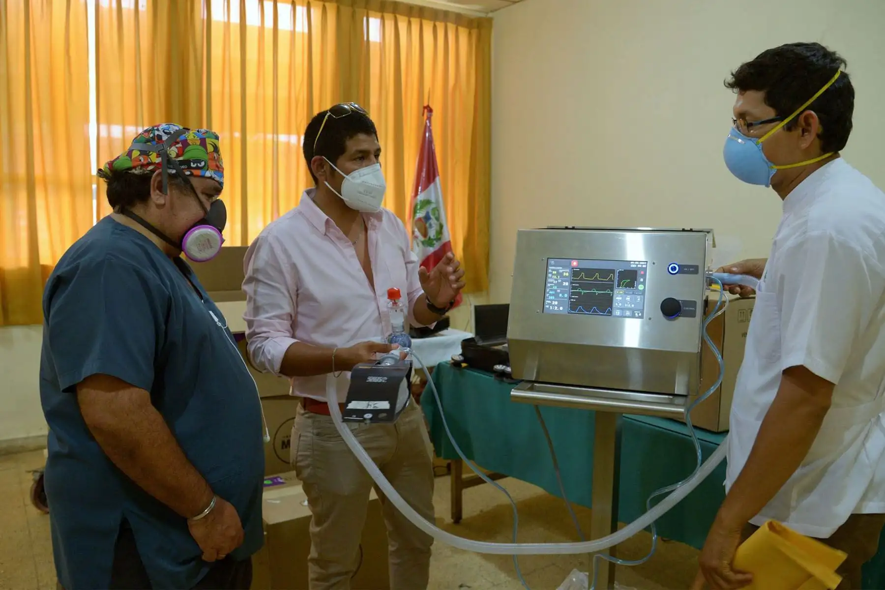 Más de 200 médicos, enfermeras, ingenieros biomédicos y personal de soporte técnico, fueron capacitados en su uso (Foto: PUCP)