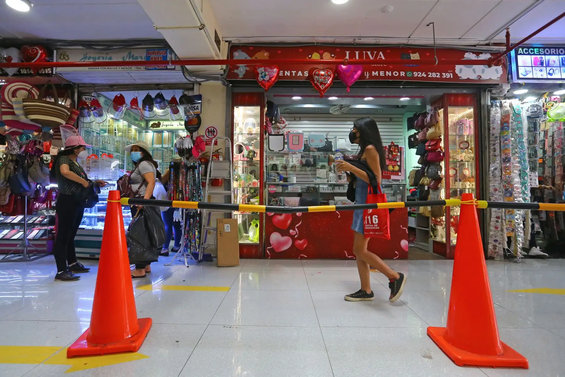 Se observa conos para controlar el distanciamiento al interior de las galerias. Foto: ANDINA/Jhonel Rodríguez Robles
