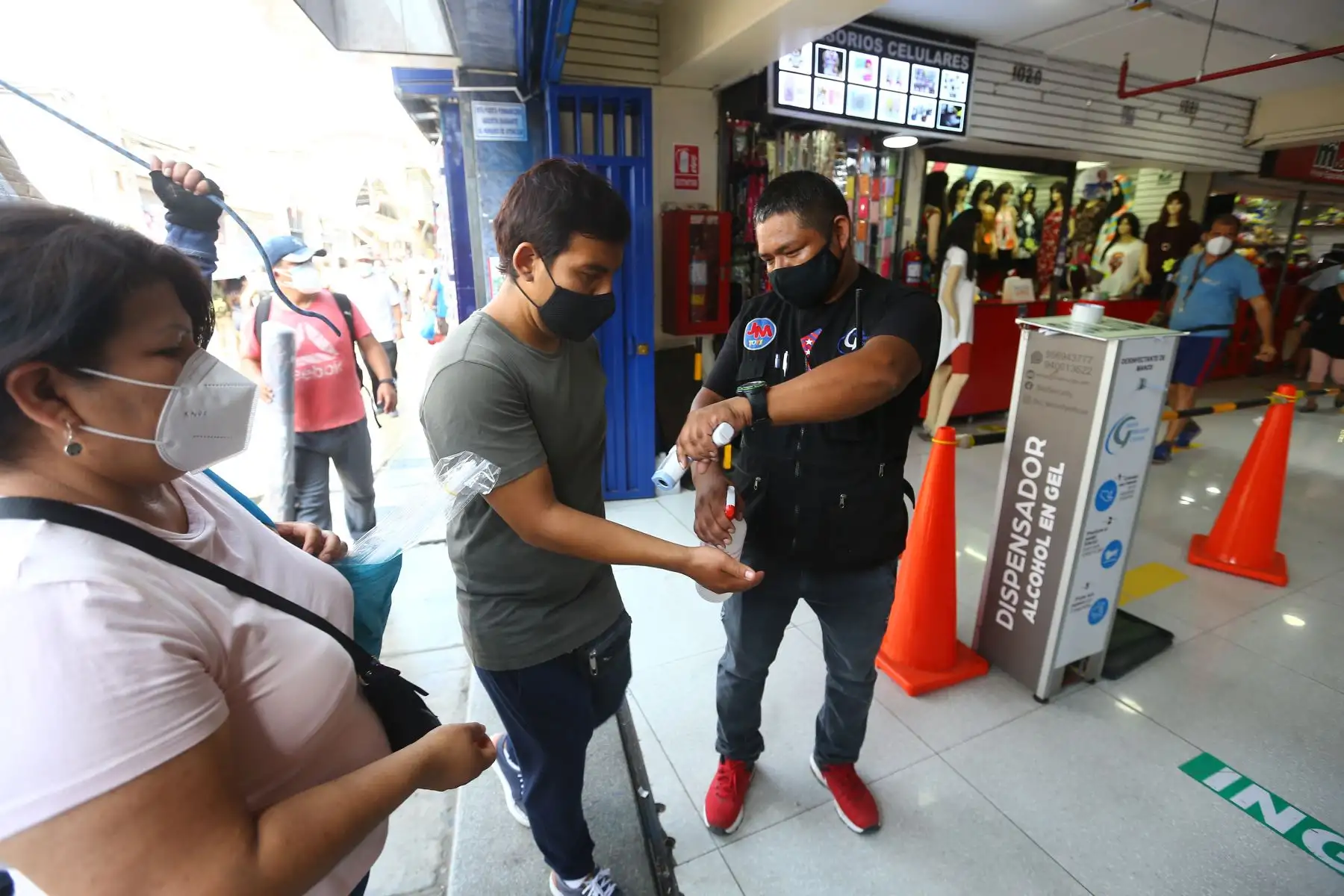 Encargados de la Seguridad controlan la temperatura a los clientes antes de ingresar a las galerias. Foto: ANDINA/Jhonel Rodríguez Robles