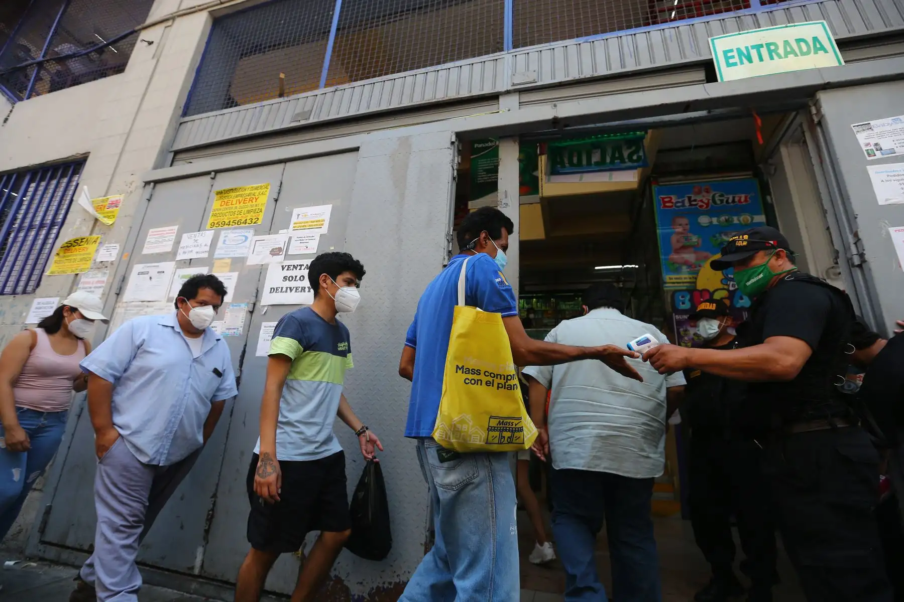Encargados de la Seguridad controlan la temperatura de los clientes antes de ingresar a las galerias. Foto: ANDINA/Jhonel Rodríguez Robles