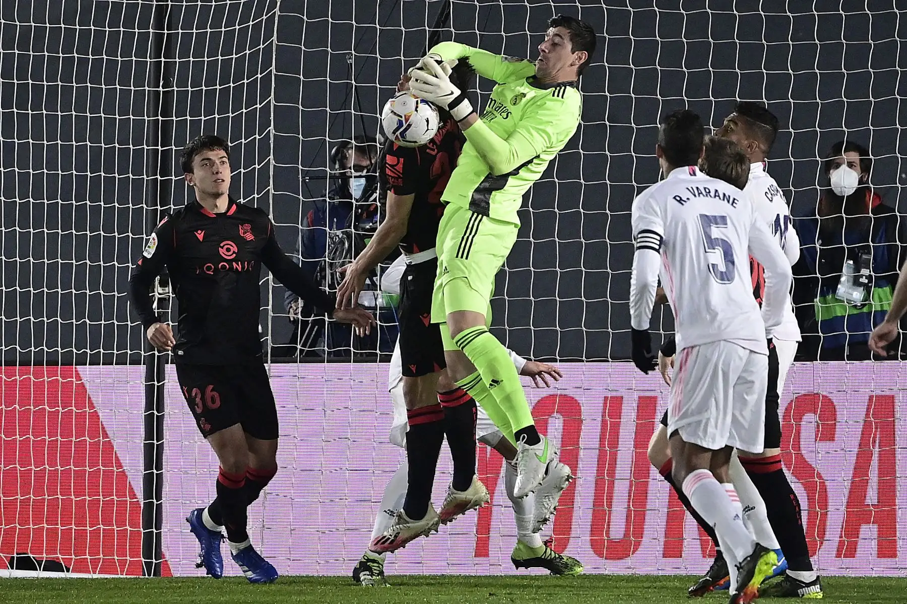 El portero belga del Real Madrid Thibaut Courtois  detiene un disparo a puerta durante el partido de fútbol de la liga española entre el Real Madrid CF y la Real Sociedad.
Foto: AFP