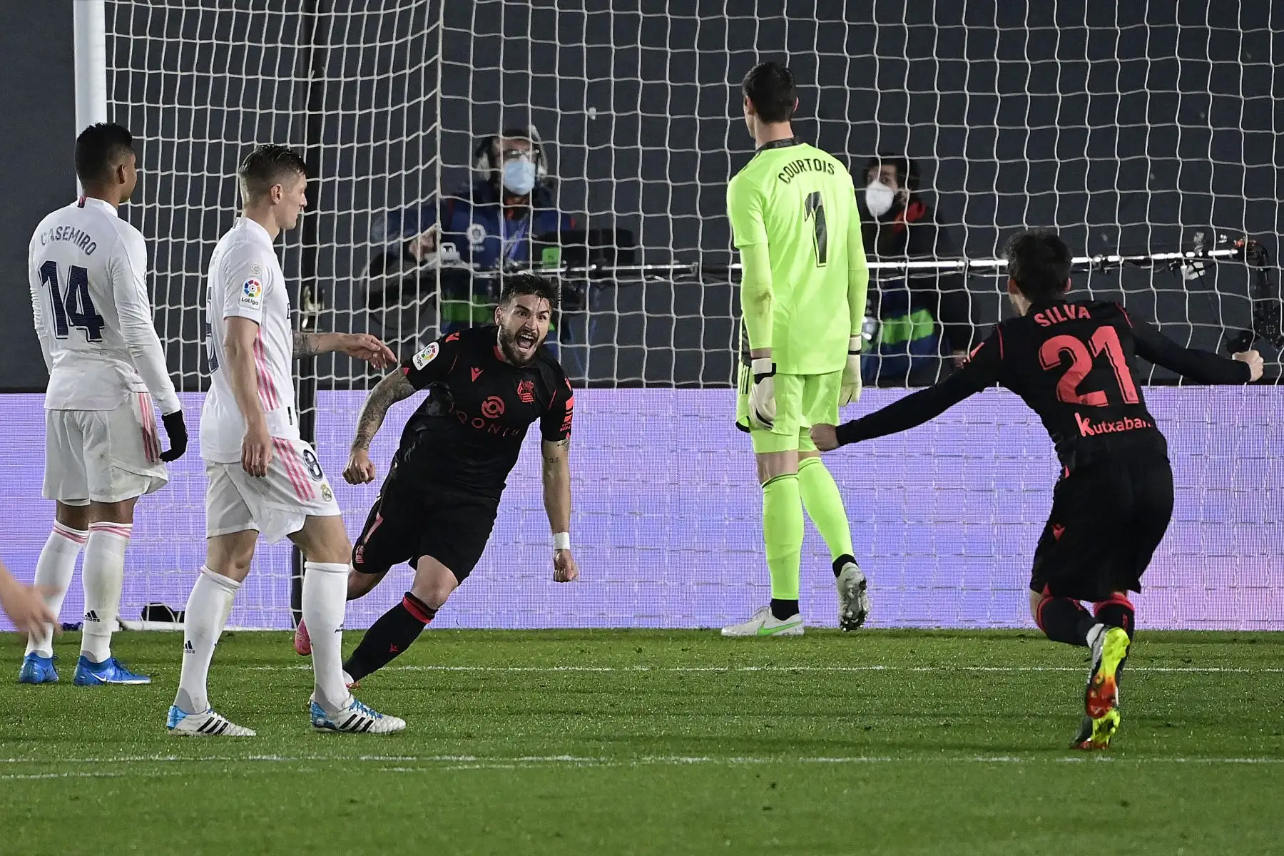 El centrocampista español de la Real Sociedad Portu celebra tras marcar un gol durante el partido de fútbol de la liga española entre el Real Madrid CF y la Real Sociedad.
Foto: AFP