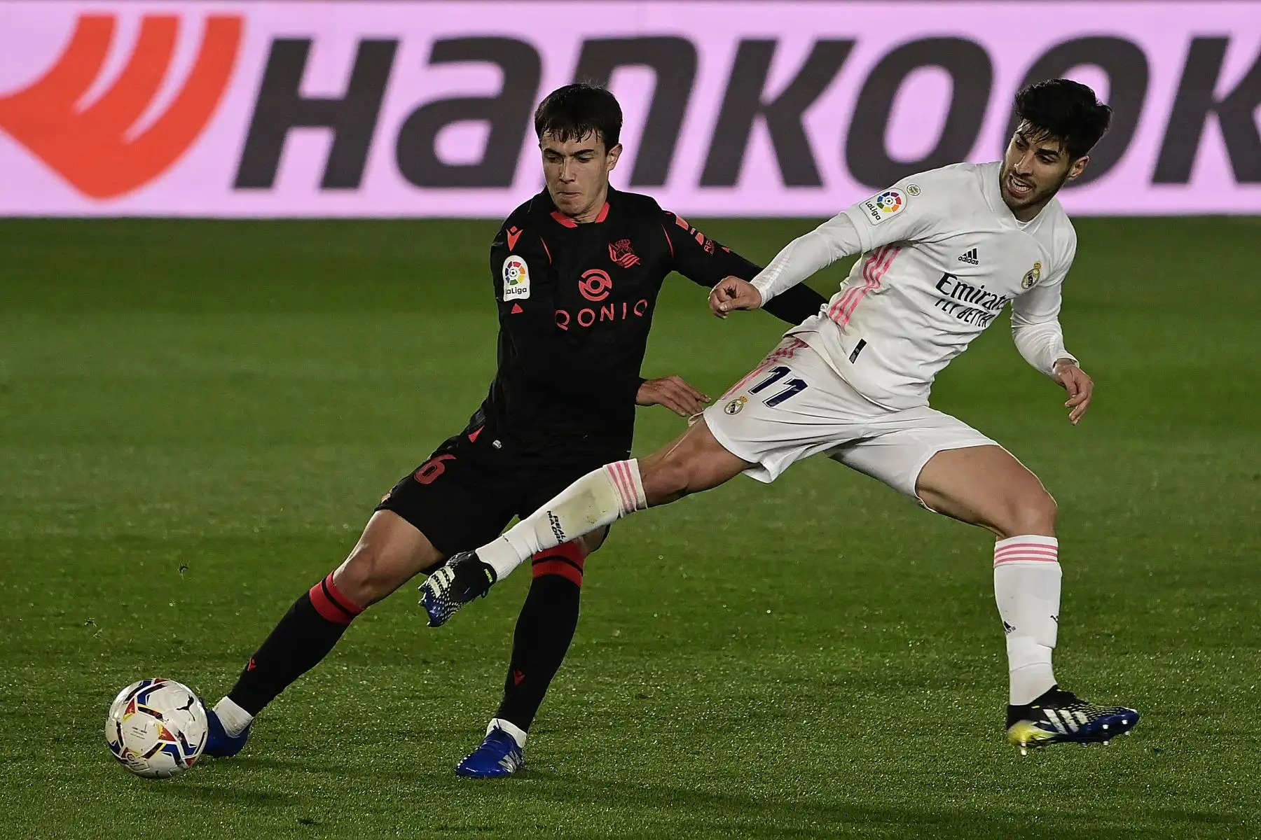 El centrocampista español de la Real Sociedad Martin Zubimendi desafía al centrocampista español del Real Madrid Marco Asensio durante el partido de fútbol de la liga española entre el Real Madrid CF y la Real Sociedad.
Foto: AFP