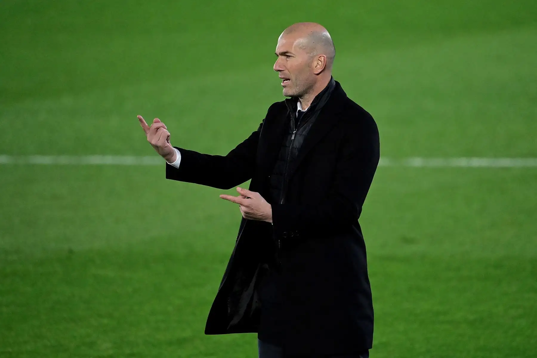 El técnico francés del Real Madrid Zinedine Zidane reacciona durante el partido de fútbol de la liga española entre el Real Madrid CF y la Real Sociedad.
Foto: AFP