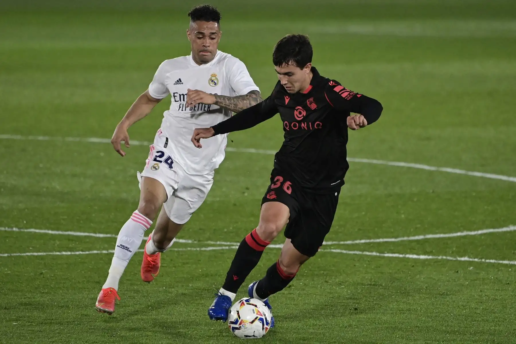 El delantero dominicano del Real Madrid Mariano Díaz  desafía al centrocampista español de la Real Sociedad, Martín Zubimendi, durante el partido de fútbol de la liga española entre el Real Madrid CF y la Real Sociedad.
Foto: AFP