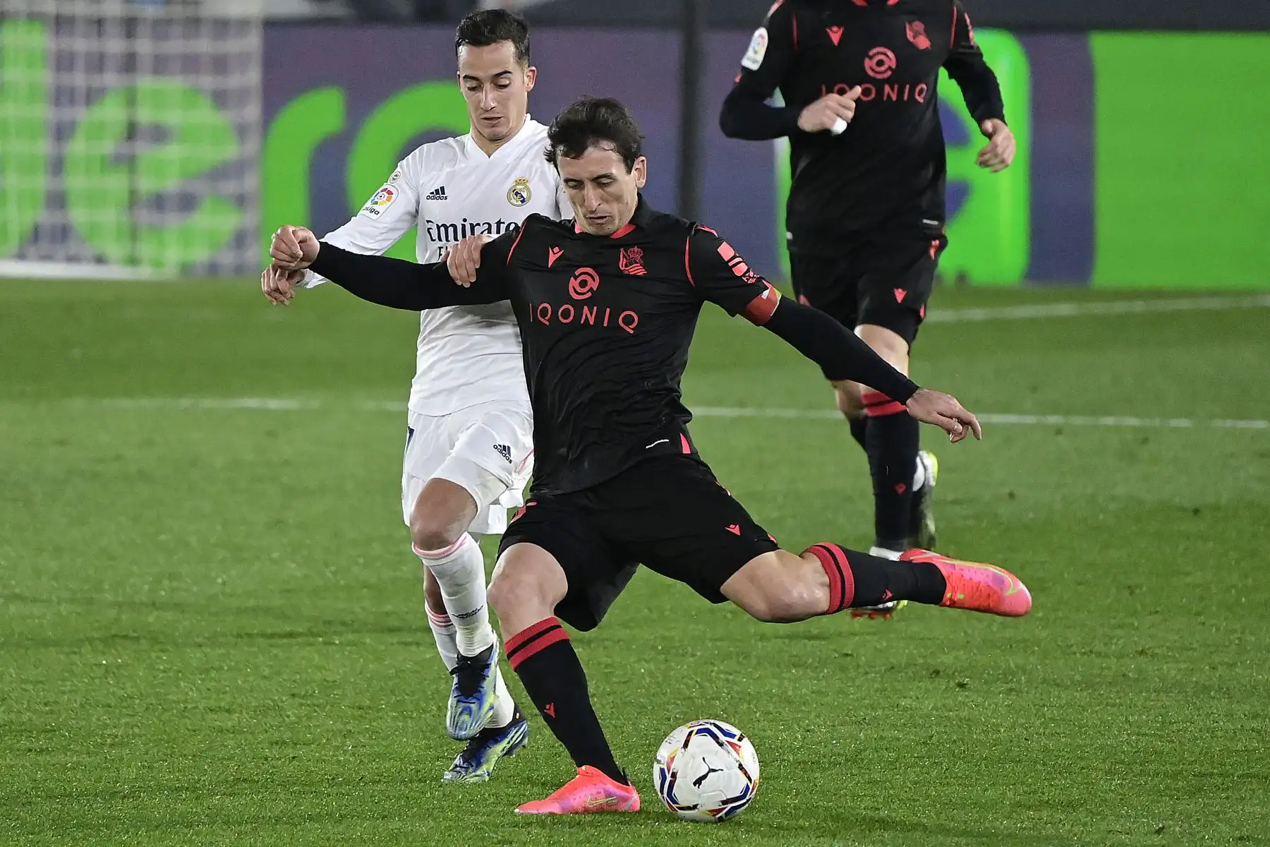 El delantero español del Real Madrid Lucas Vázquez desafía al centrocampista español de la Real Sociedad Mikel Oyarzabal durante el partido de fútbol de la liga española entre el Real Madrid CF y la Real Sociedad.
Foto: AFP