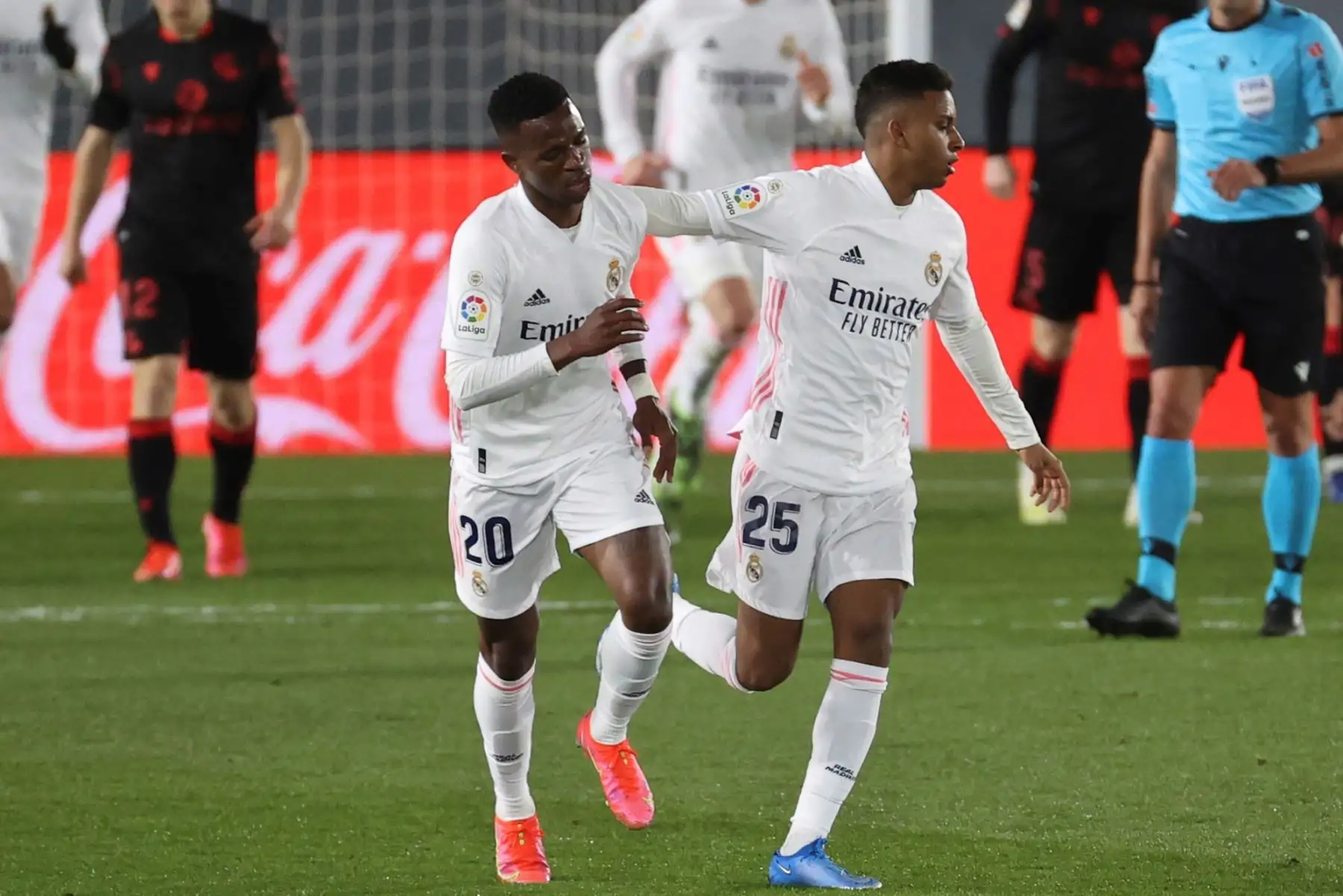 El delantero brasileño del Real Madrid Vinicius Jr.  celebra con Rodrygo su gol, primero del equipo ante la Real Sociedad, durante el partido de la jornada 25 de La Liga.
Foto: EFE