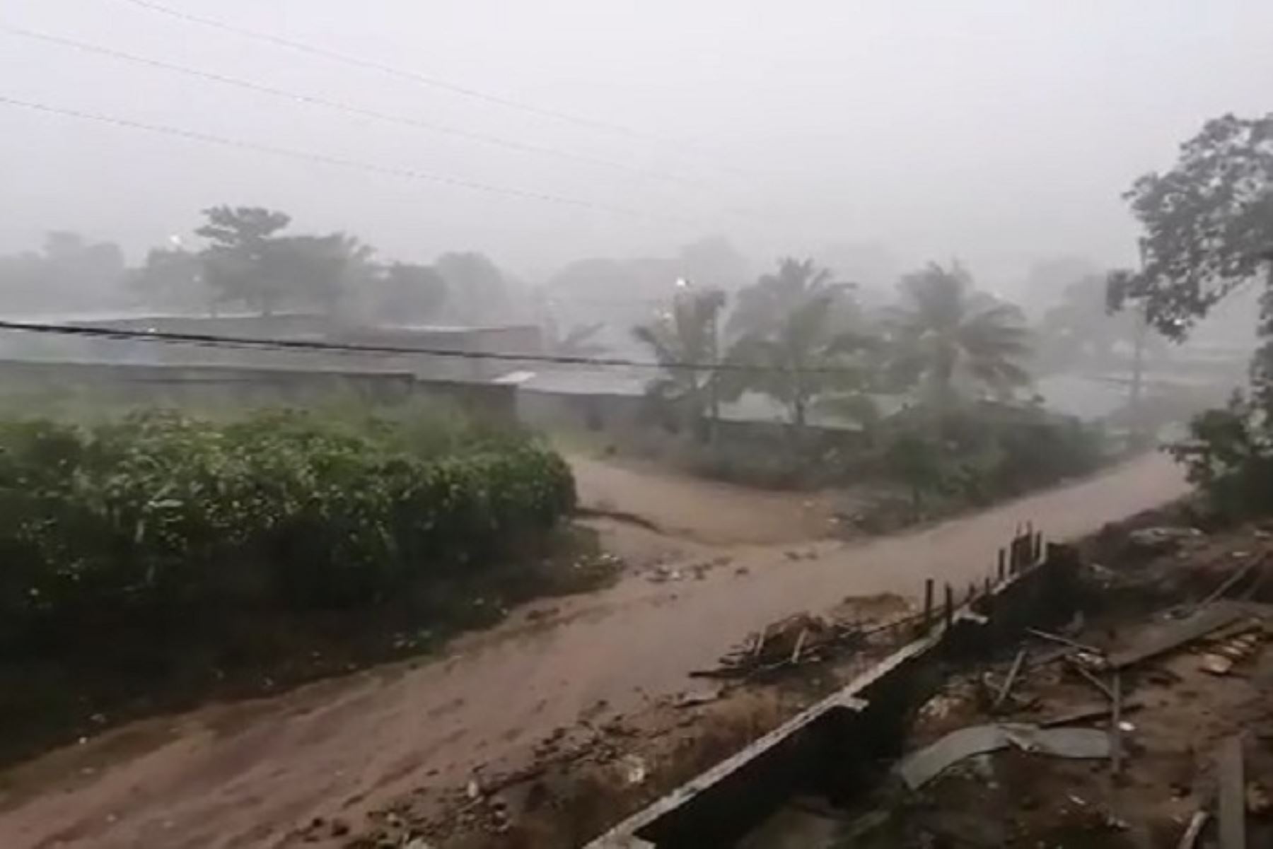 Lluvias intensas  causan inundación de viviendas y desborde de riachuelos.