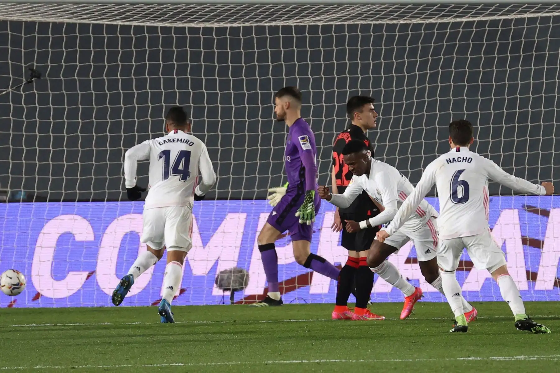 El delantero brasileño del Real Madrid Vinicius Jr. (2d) celebra su gol, primero del equipo ante la Real Sociedad, durante el partido de la jornada 25 de La Liga.
Foto :EFE