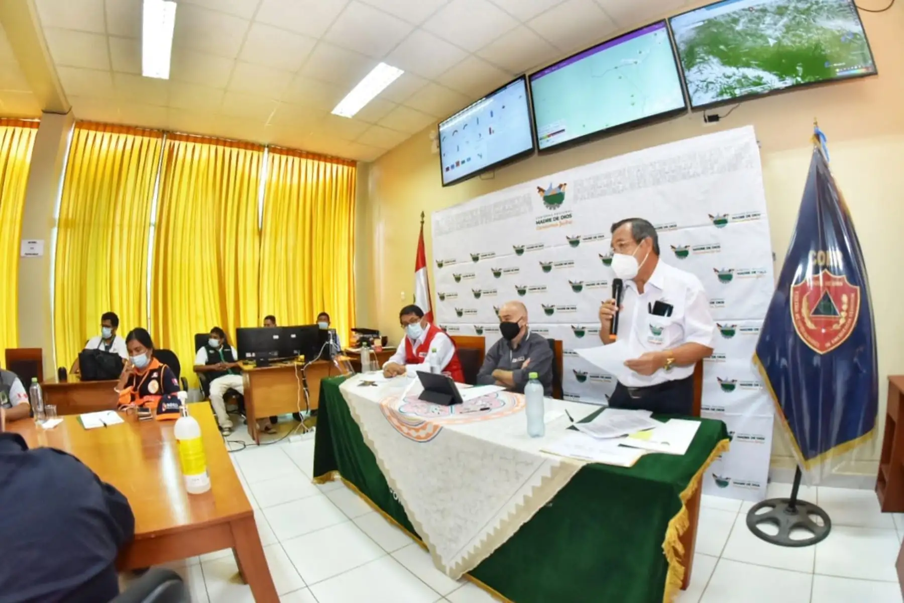 Ministro del Ambiente, Gabriel Quijandria, junto con el ministro de Agricultura 
Federico Tenorio,  llegaron a Madre de Dios para evaluar e implementar acciones frente a los daños en las zonas agropecuarias inundadas en dicha región.
Foto: @GoreMadreDeDios