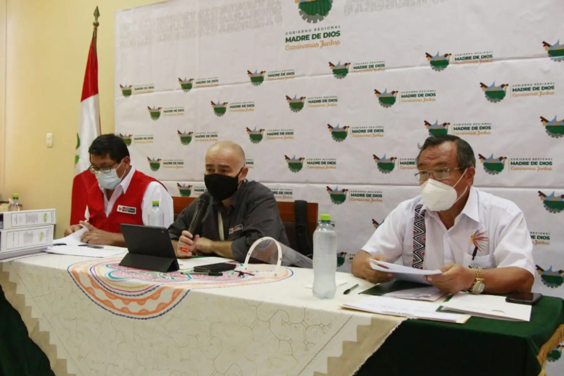 Ministro del Ambiente, Gabriel Quijandria, junto con el ministro de Agricultura 
Federico Tenorio,  llegaron a Madre de Dios para evaluar e implementar acciones frente a los daños en las zonas agropecuarias inundadas en dicha región.
Foto: Ministerio del Ambiente