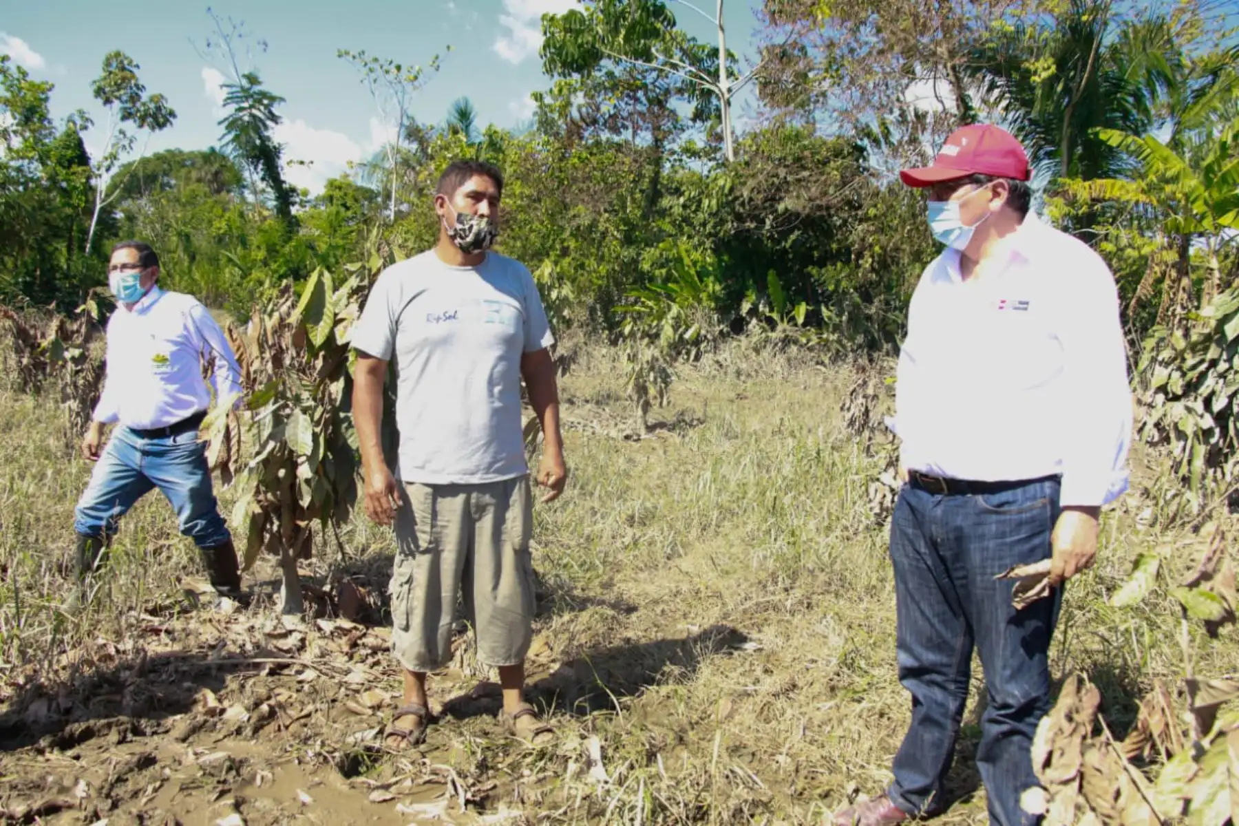 Ministro del Ambiente, Gabriel Quijandria, junto con el ministro de Agricultura  Federico Tenorio,  llegaron a Madre de Dios para evaluar e implementar acciones frente a los daños en las zonas agropecuarias inundadas en dicha región.
Foto: Midagri