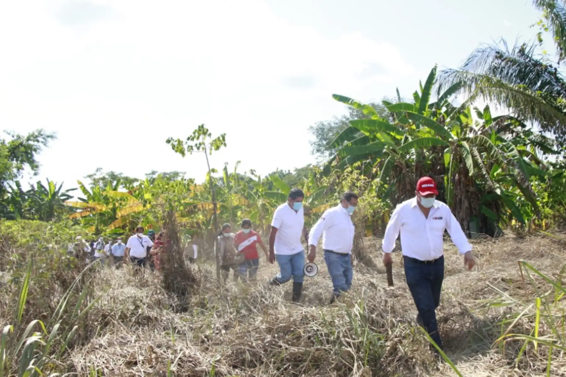 Ministro del Ambiente, Gabriel Quijandria, junto con el ministro de Agricultura  Federico Tenorio,  llegaron a Madre de Dios para evaluar e implementar acciones frente a los daños en las zonas agropecuarias inundadas en dicha región.
Foto: Midagri
