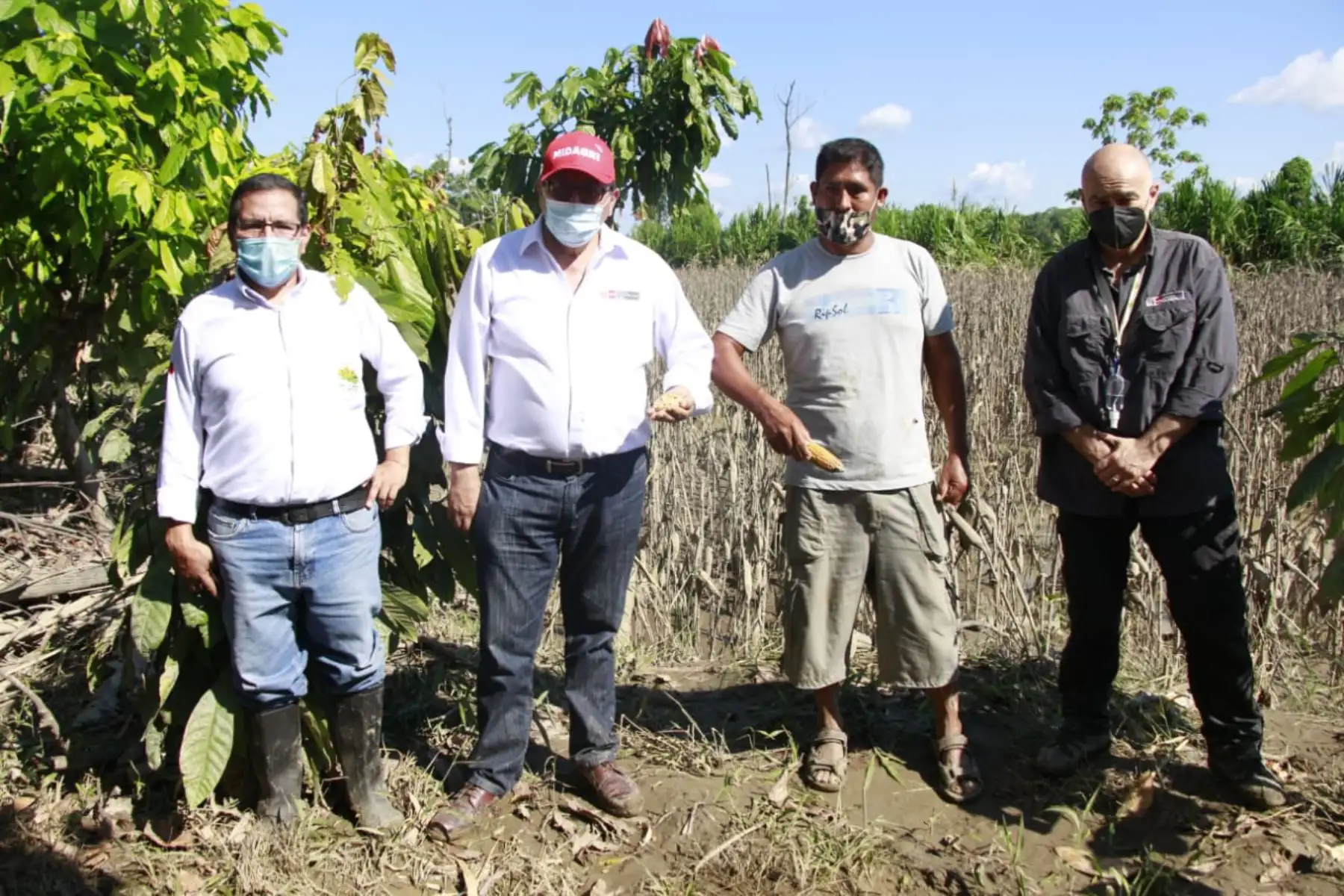 Ministro del Ambiente, Gabriel Quijandria, junto con el ministro de Agricultura  Federico Tenorio,  llegaron a Madre de Dios para evaluar e implementar acciones frente a los daños en las zonas agropecuarias inundadas en dicha región.
Foto: Midagri