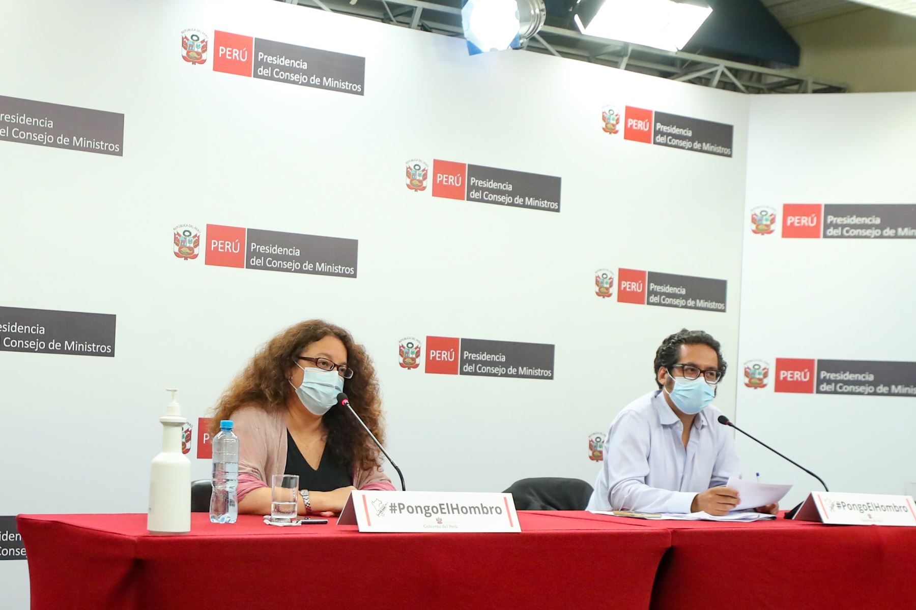 El ministro de la Producción, José Luis Chicoma y la ministra de Desarrollo e Inclusión Social, Silvana Vargas ofrecieron una conferencia de prensa en la sede de la Presidencia del Consejo de Ministros.
Foto: PCM