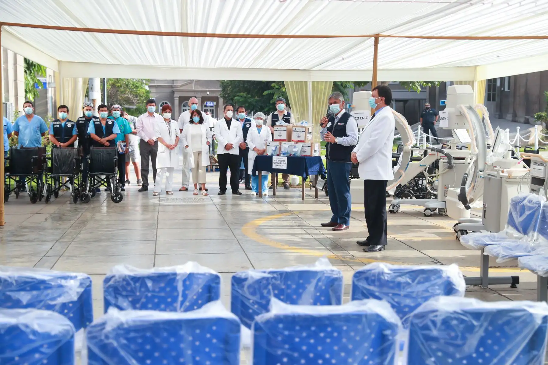 Pacientes de los servicios de neurocirugía, cirugía cardiovascular y cardiología serán beneficiados con tres equipos de arco "C" que permitirán realizar la colocación de marcapasos, catéteres para estudios y otros procedimientos especializados de alta complejidad. Foto: ANDINA/Carla Patiño