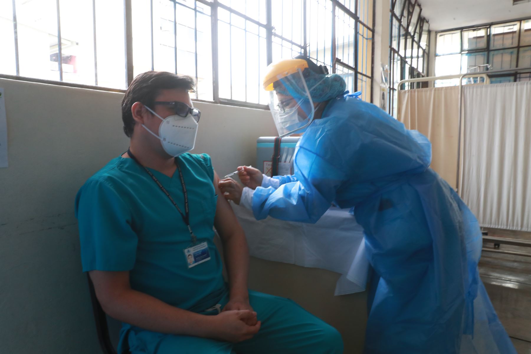 Inician la vacunación de la segunda dosis para el personal médico en el Hospital San Bartolomé. Foto: ANDINA/Carla Patiño