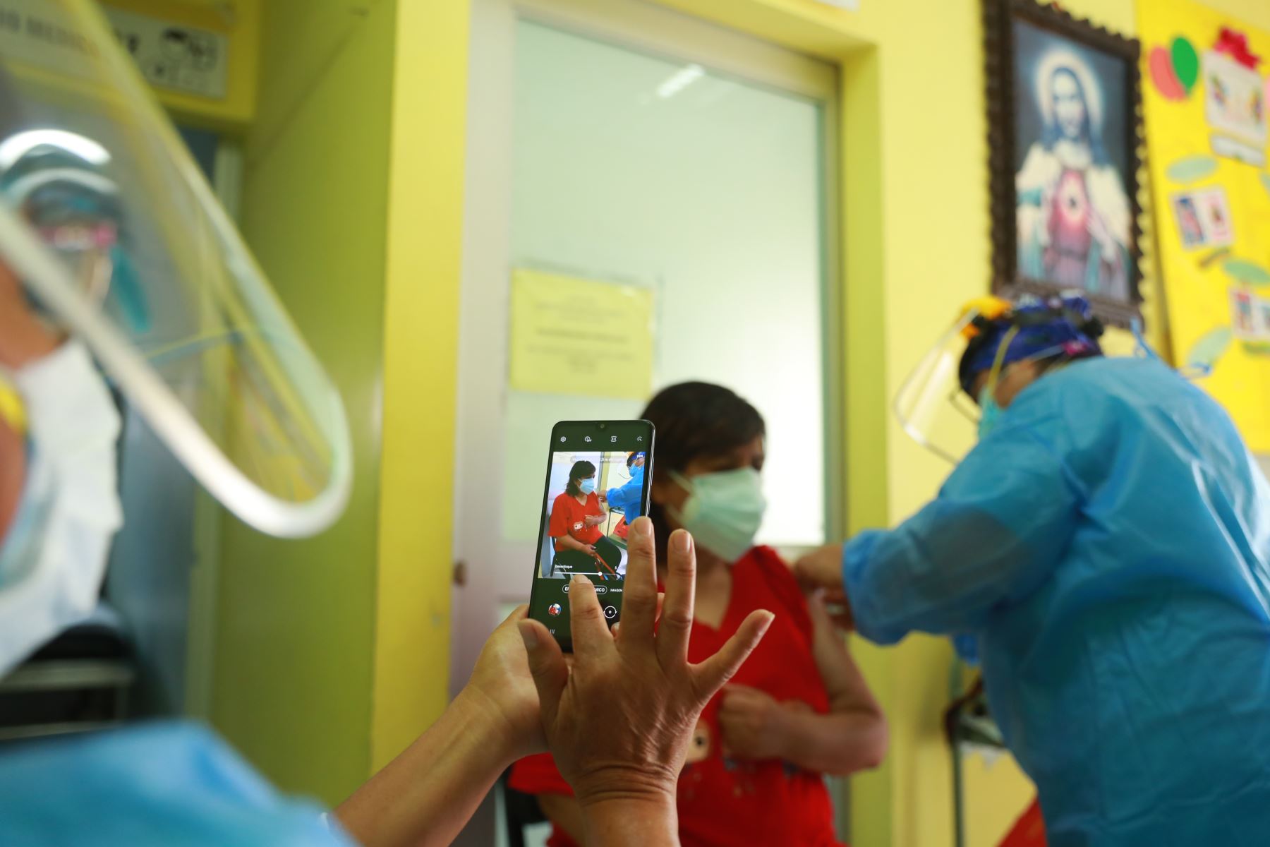 Inician la vacunación de la segunda dosis para el personal médico en el Hospital San Bartolomé. Foto: ANDINA/Carla Patiño