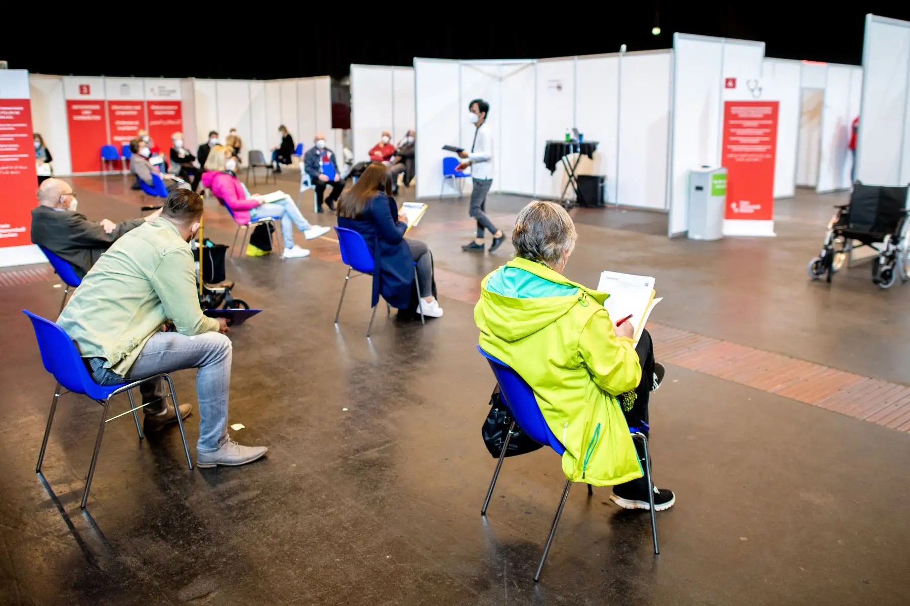 Las personas esperan en la sala de para recibir su briefing y vacunación en el centro de vacunación instalado en el recinto ferial de Bremen, noroeste de Alemania. Foto: AFP