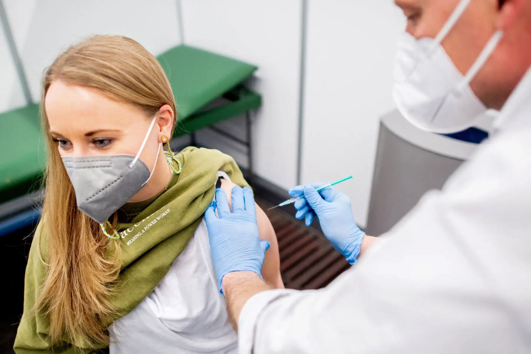 La maestra de jardín de infantes Marie Rohlfs recibe una vacuna Astrazeneca por parte del personal médico Thomas Holler en el centro de vacunación instalado en un recinto ferial de Bremen, noroeste de Alemania. Foto: AFP