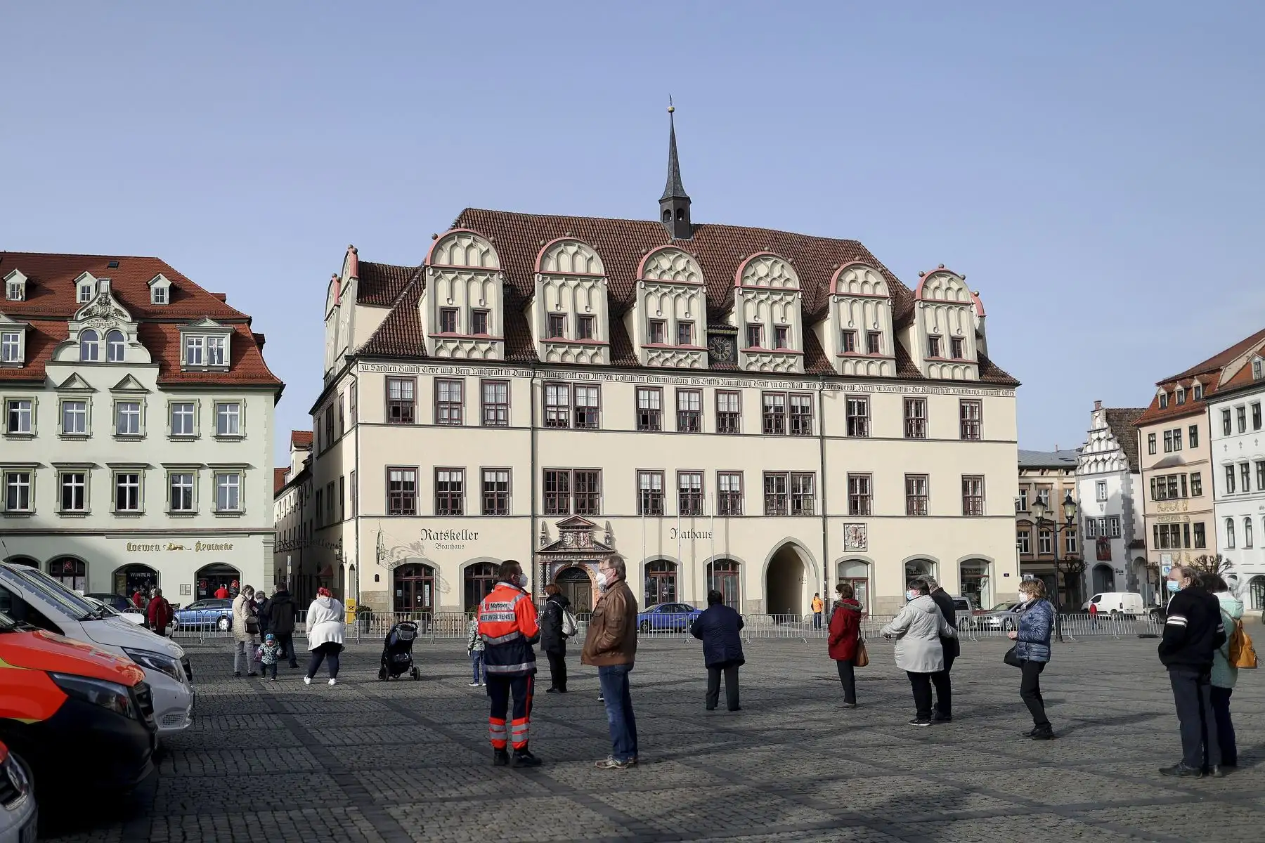 Los residentes hacen cola junto a un centro de pruebas gratuito Covid-19 en el mercado, el 3 de febrero de 2021, en Naumburg. Foto: AFP