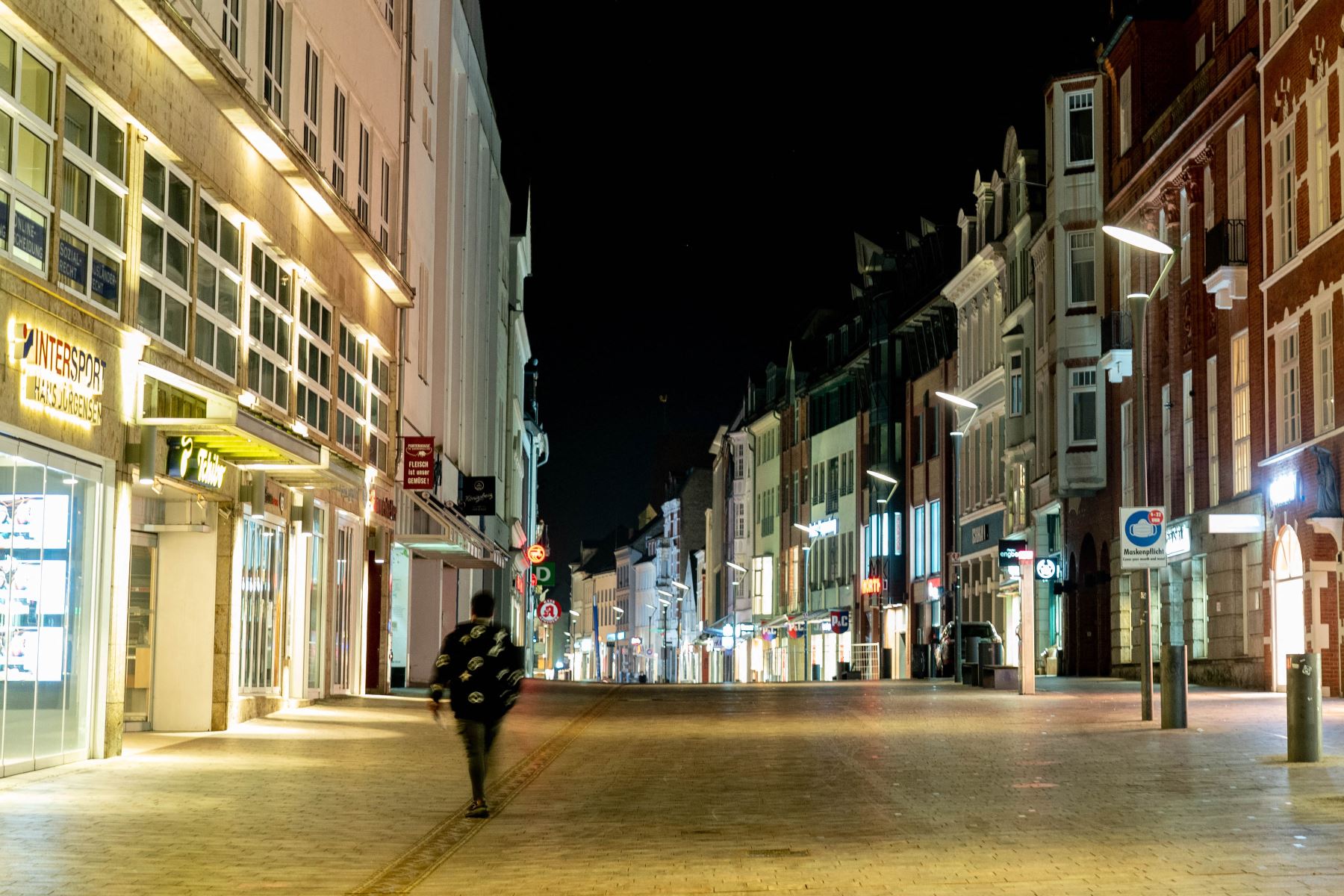 Una persona camina en una calle casi desierta en el centro de Flensburg, en el norte de Alemania, el 21 de febrero de 2021, en medio de la nueva pandemia de coronavirus. Foto: AFP