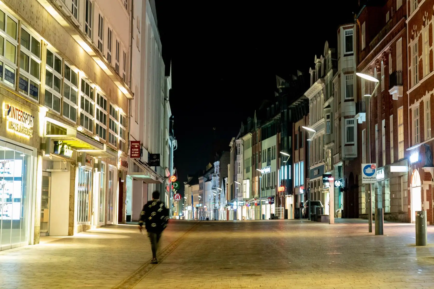 Una persona camina en una calle casi desierta en el centro de Flensburg, en el norte de Alemania, el 21 de febrero de 2021, en medio de la nueva pandemia de coronavirus. Foto: AFP
