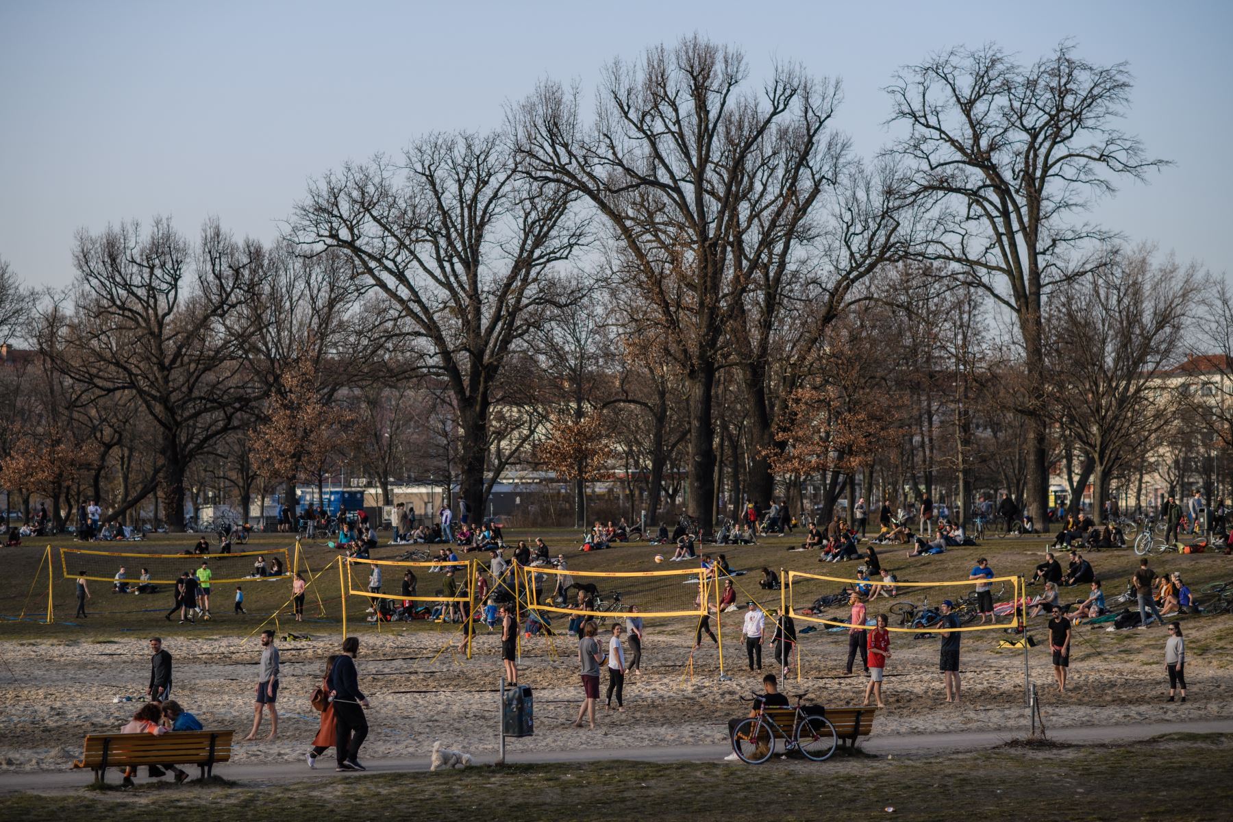 La gente juega en los campos de voleibol del parque Volkspark am Friedrichshain en una tarde soleada en Berlín, Alemania, el 25 de febrero de 2021. Foto: EFE