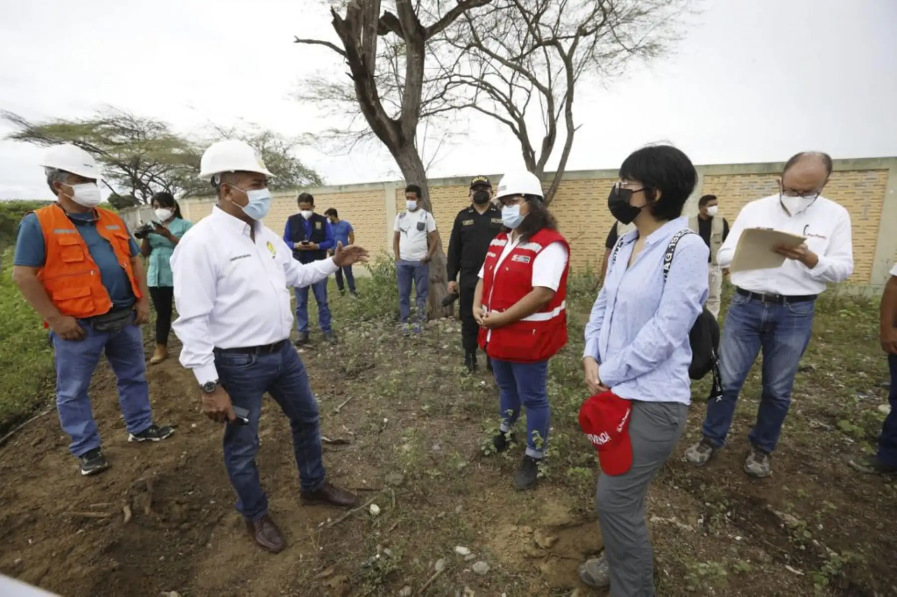 Ministra Solangel Fernández y equipo del MVCS inspeccionaron los trabajos de limpieza y descolmatación de ríos y quebradas en el distrito de Pampas de Hospital, en la región Tumbes. Foto: ANDINA/MVCS