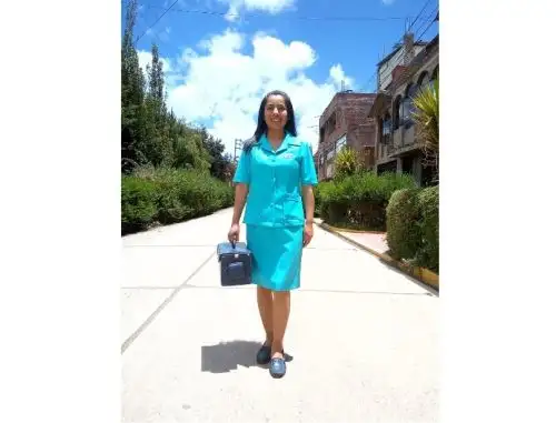 Conoce a Edith Callomamani, la joven estudiante de Enfermería que impulsa un proyecto de manejo adecuado de residuos sólidos en su natal pueblo de Chacollo, distrito de Ácora, en Puno. ANDINA/Difusión