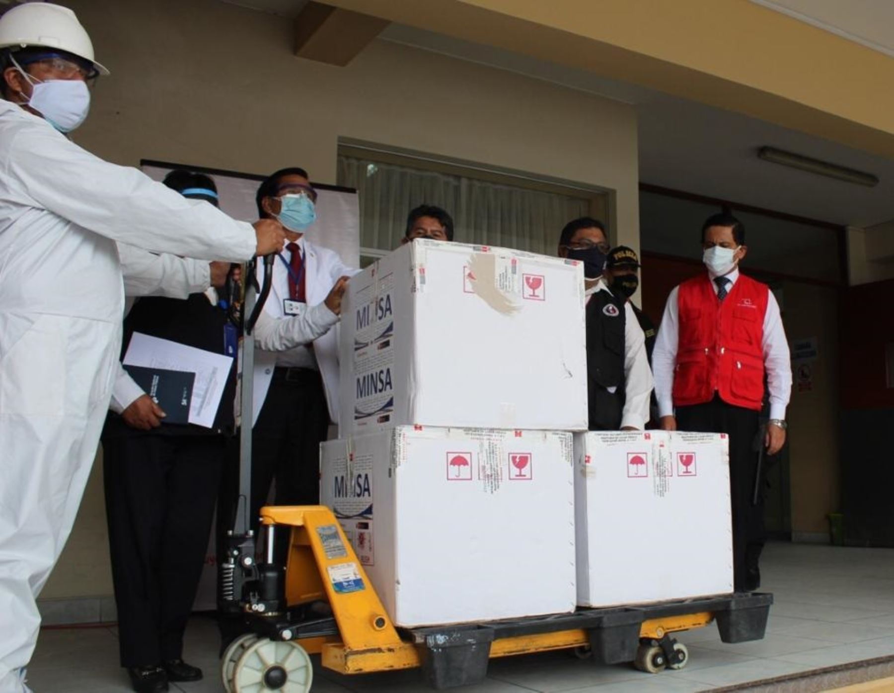 La Contraloría detectó en Arequipa faltante de dosis de vacunas contra la covid-19 y que personas que no pertenecen a la primera línea de lucha contra la pandemia fueron inmunizados. ANDINA/Difusión
