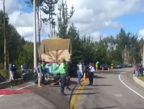 Cuatro personas murieron esta mañana tras chocar el vehículo en el que viajaban en la carretera Interoceánica, región Cusco.