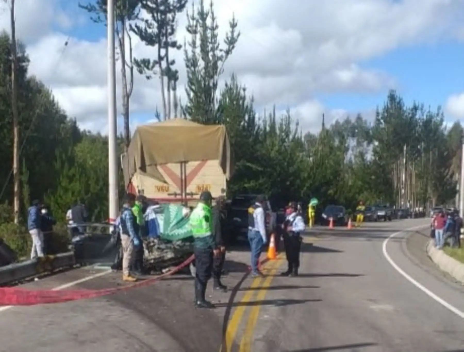 Cuatro personas murieron esta mañana tras chocar el vehículo en el que viajaban en la carretera Interoceánica, región Cusco.