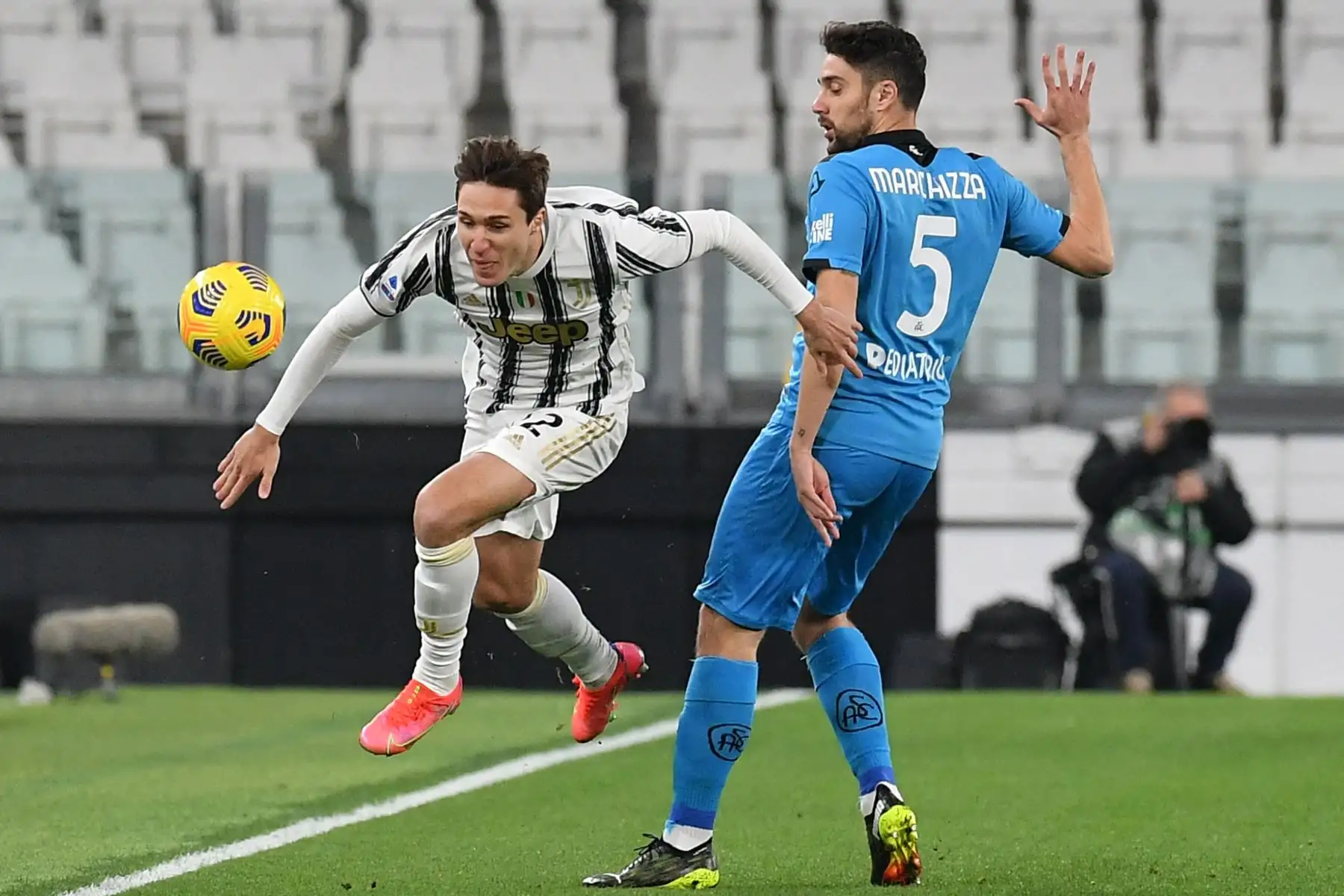 El delantero italiano de la Juventus Federico Chiesa desafía al defensor italiano de Spezia Riccardo Marchizza durante el partido de fútbol de la Serie A. Foto: AFP