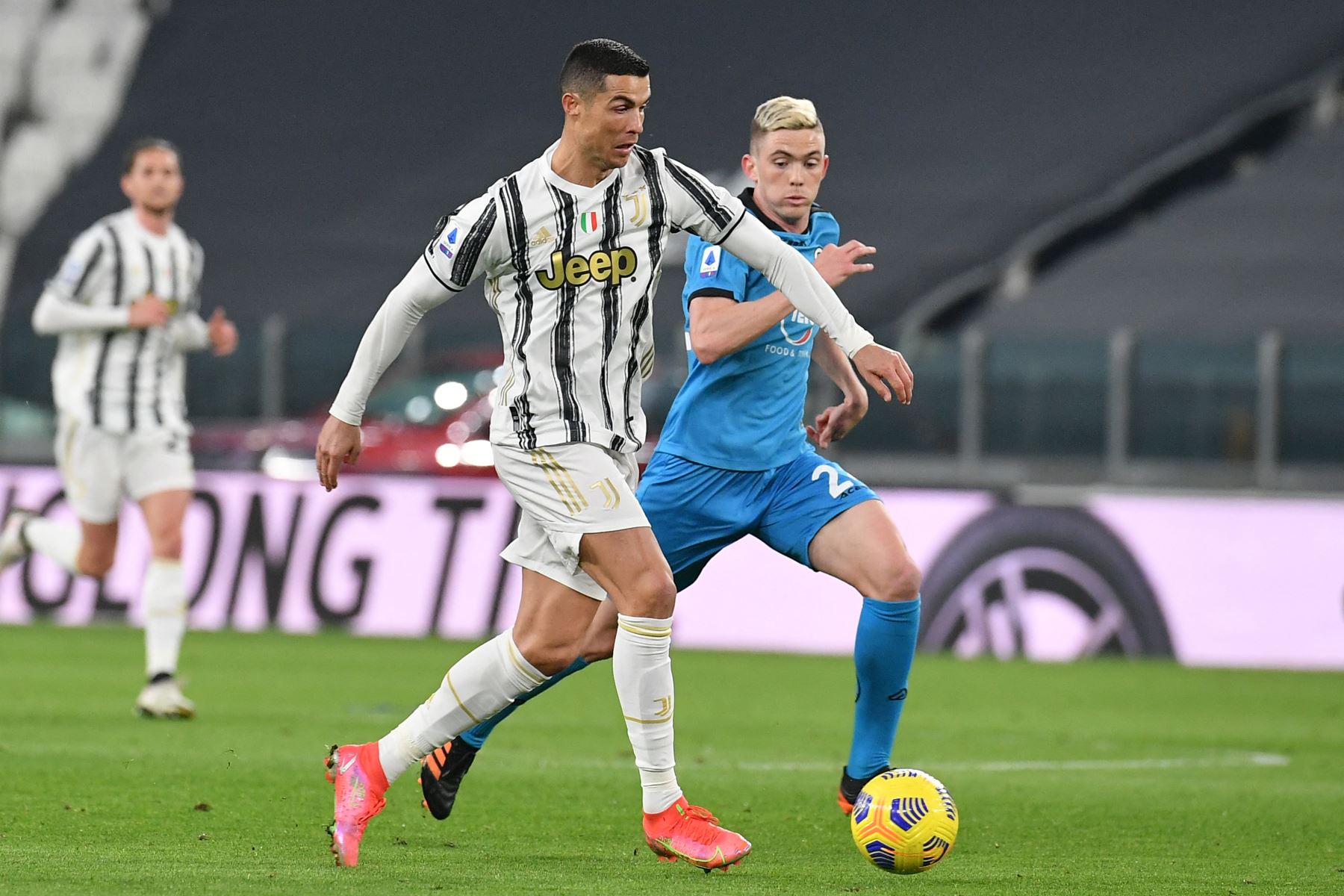 El delantero portugués de la Juventus, Cristiano Ronaldo, desafía al mediocampista argentino de Spezia, Nahuel Estévez, durante el partido de fútbol de la Serie A. Foto: AFP
