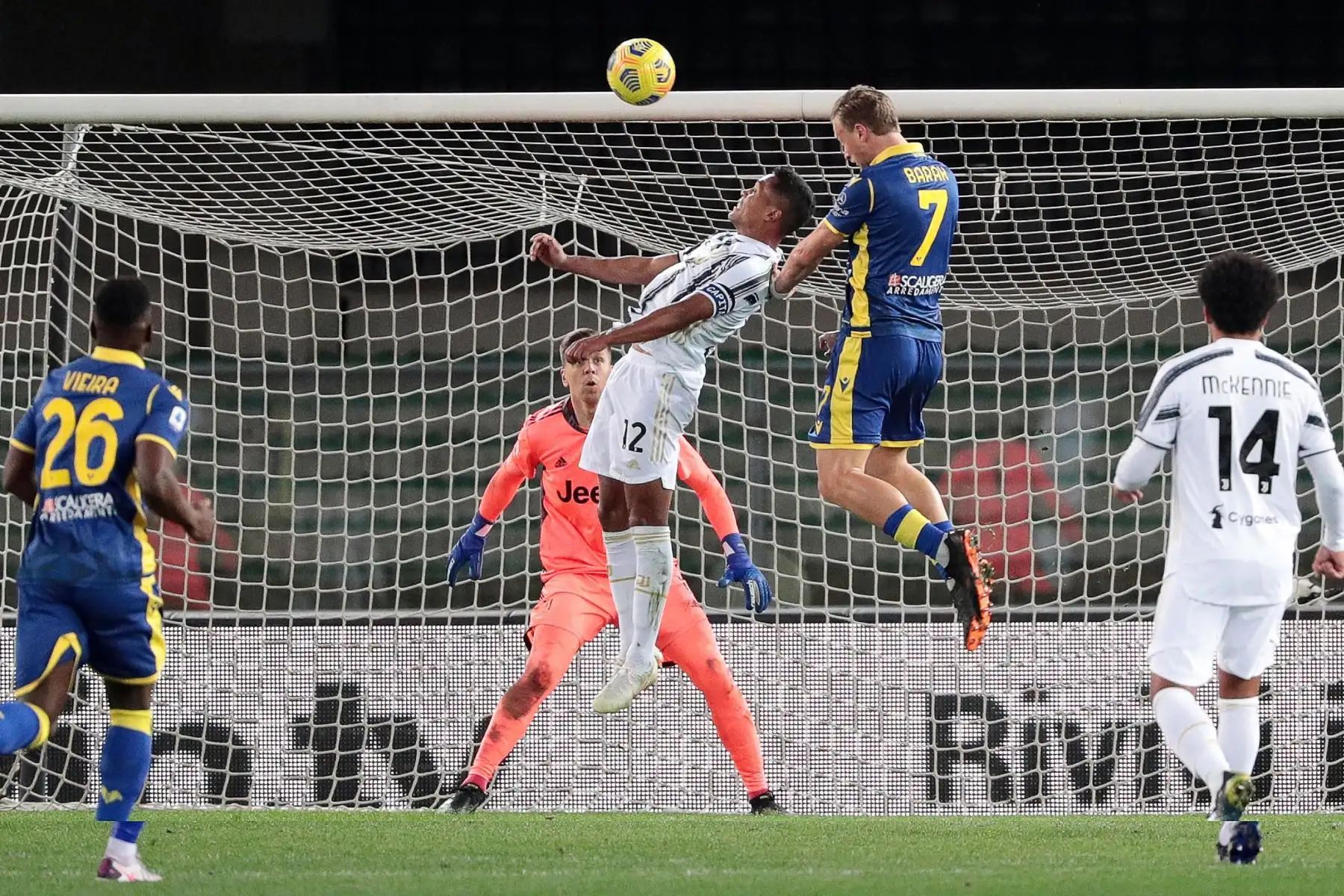 Antonin Barak del Hellas Verona anota el 1-1 durante el partido de fútbol de la Serie A. Foto: EFE